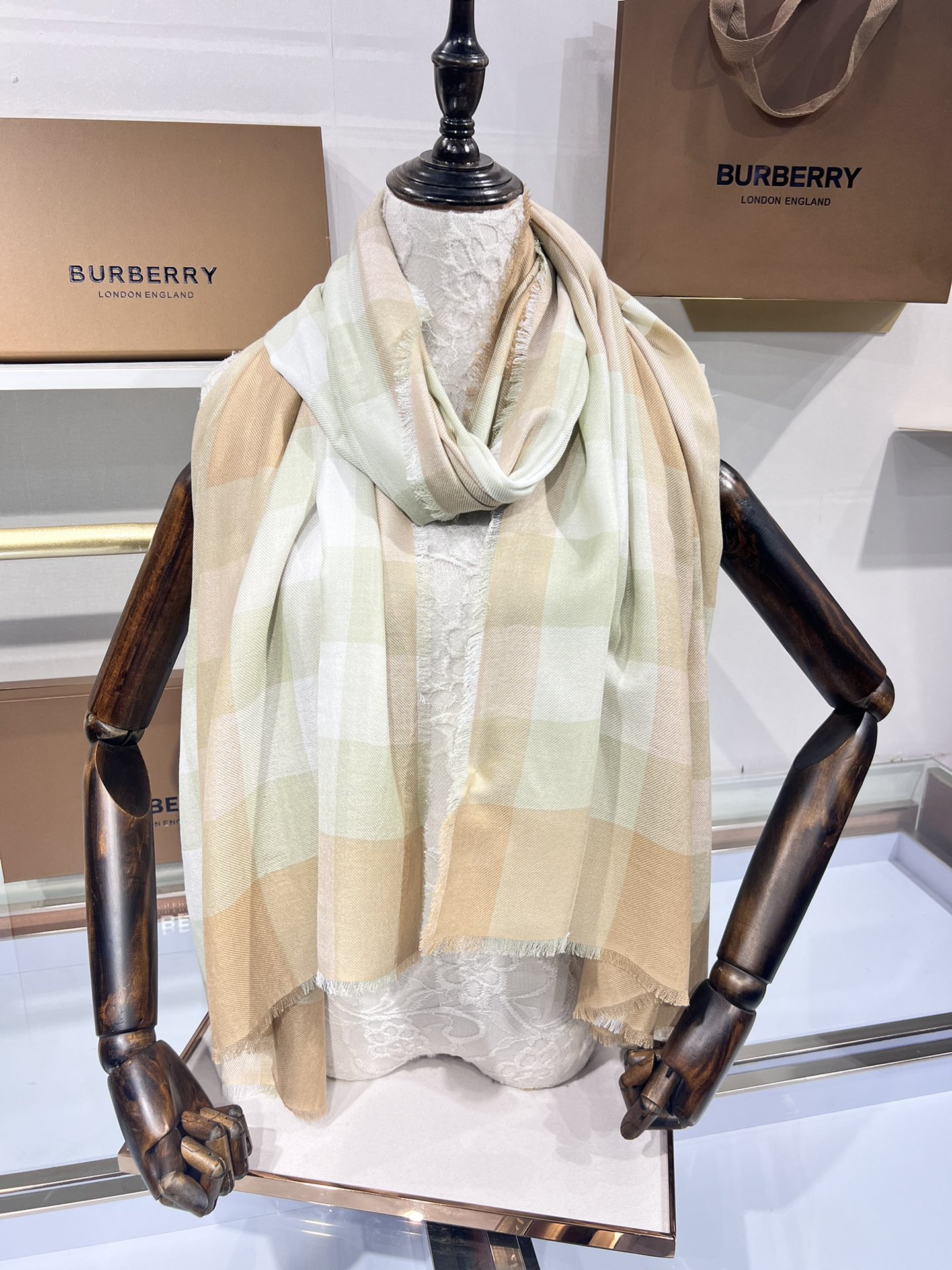 BURBERRY系列专柜最新同步！本系列经过专柜品质染色首道工序清洗后直接加工保持了原生态的柔顺亮泽薄如