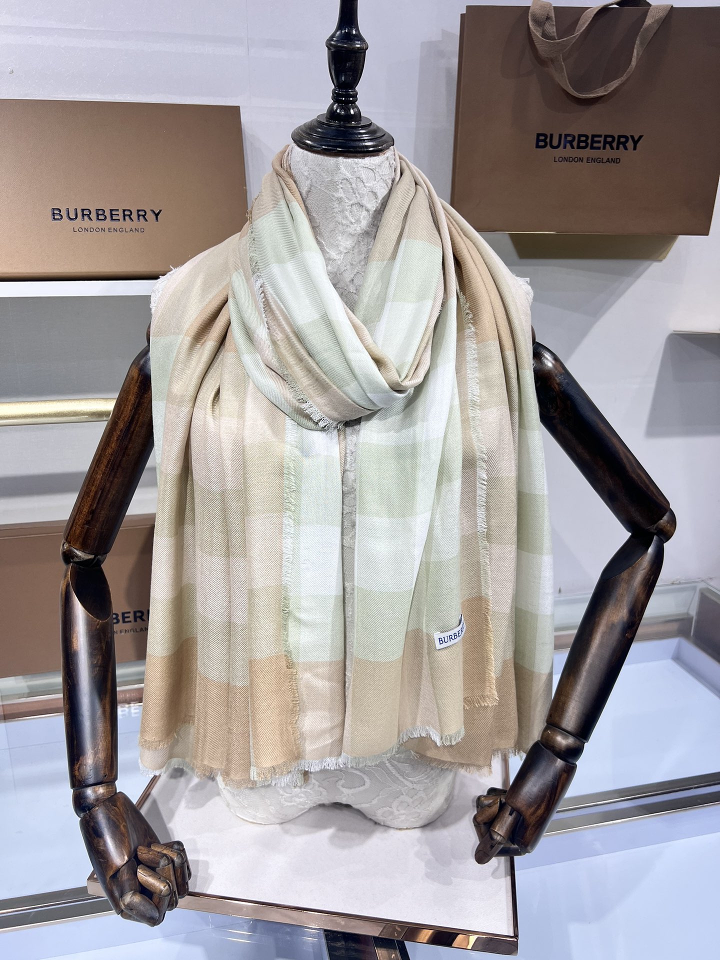 BURBERRY系列专柜最新同步！本系列经过专柜品质染色首道工序清洗后直接加工保持了原生态的柔顺亮泽薄如