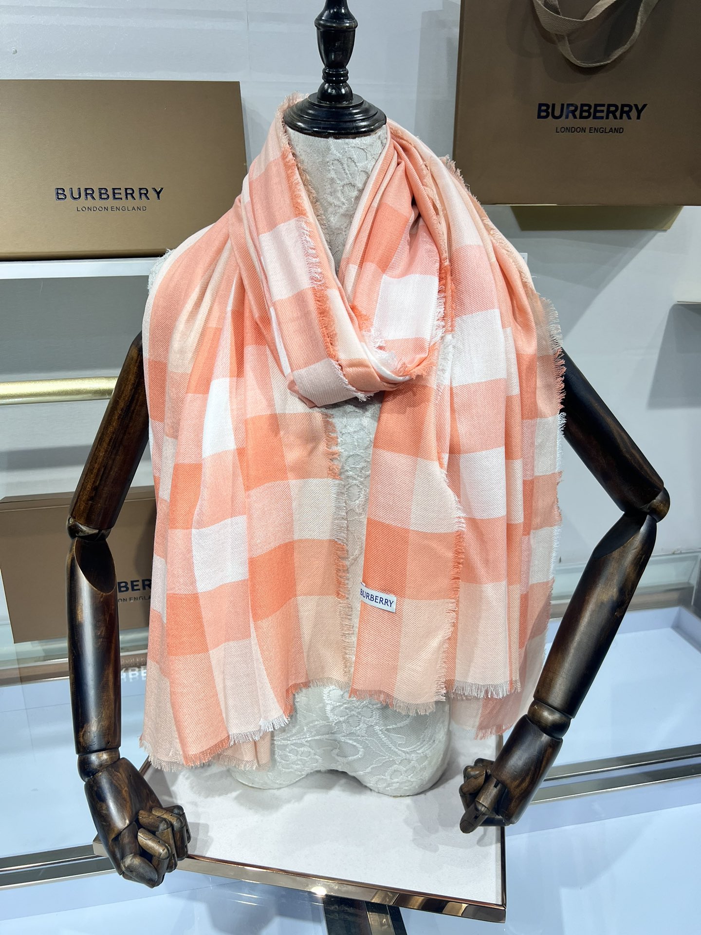 BURBERRY系列专柜最新同步！本系列经过专柜品质染色首道工序清洗后直接加工保持了原生态的柔顺亮泽薄如