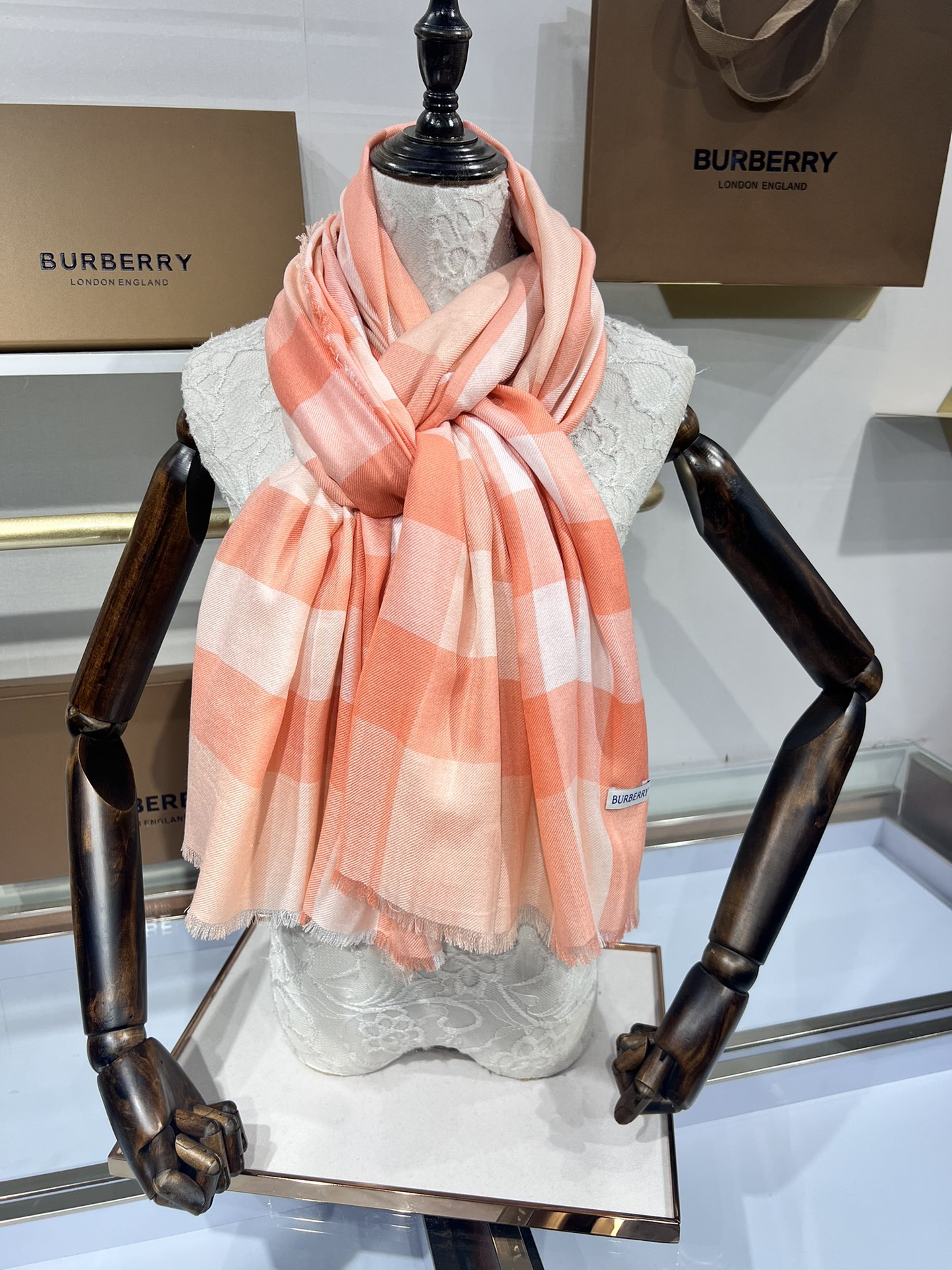 BURBERRY系列专柜最新同步！本系列经过专柜品质染色首道工序清洗后直接加工保持了原生态的柔顺亮泽薄如