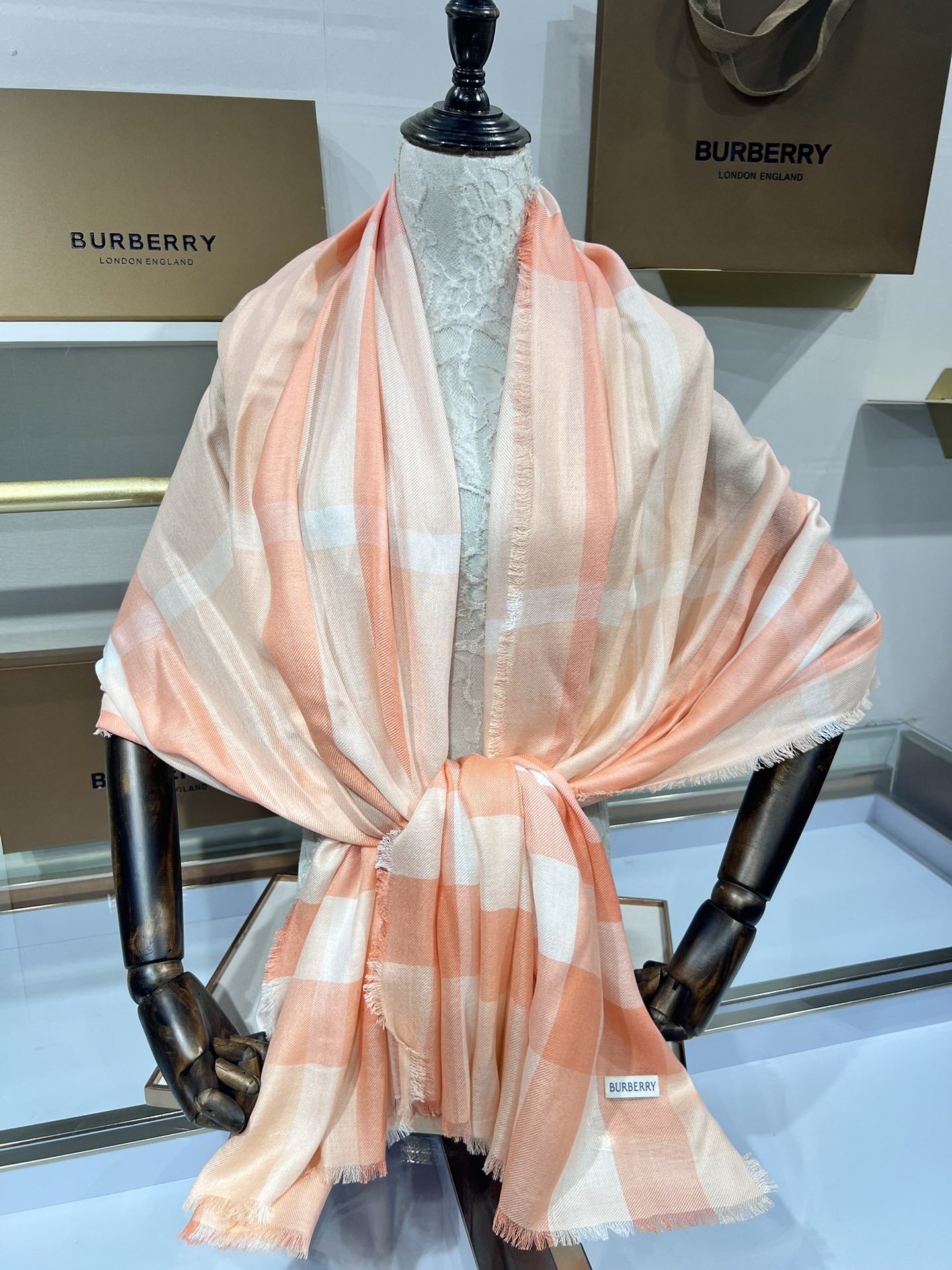 BURBERRY系列专柜最新同步！本系列经过专柜品质染色首道工序清洗后直接加工保持了原生态的柔顺亮泽薄如