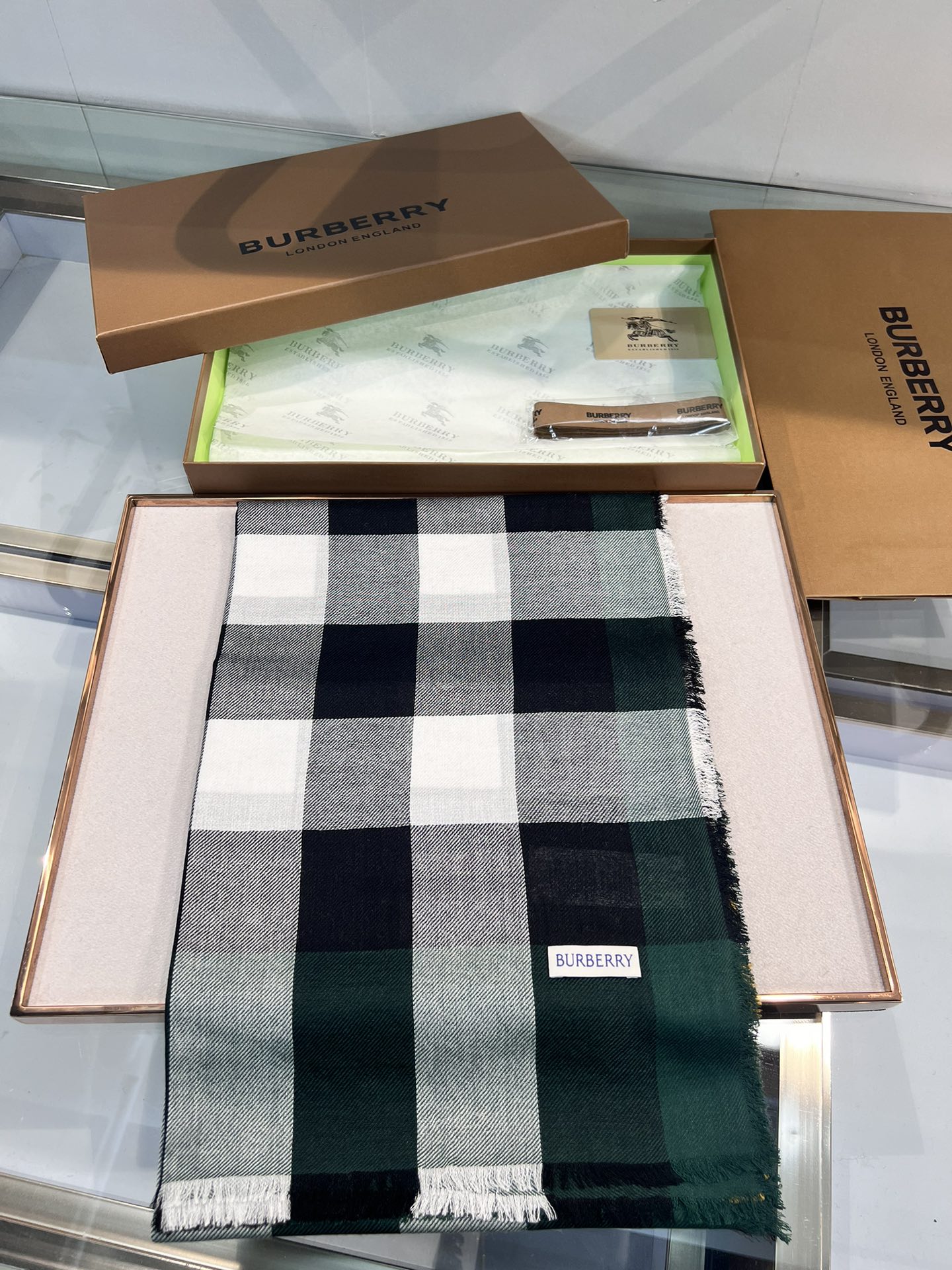 BURBERRY系列专柜最新同步！本系列经过专柜品质染色首道工序清洗后直接加工保持了原生态的柔顺亮泽薄如