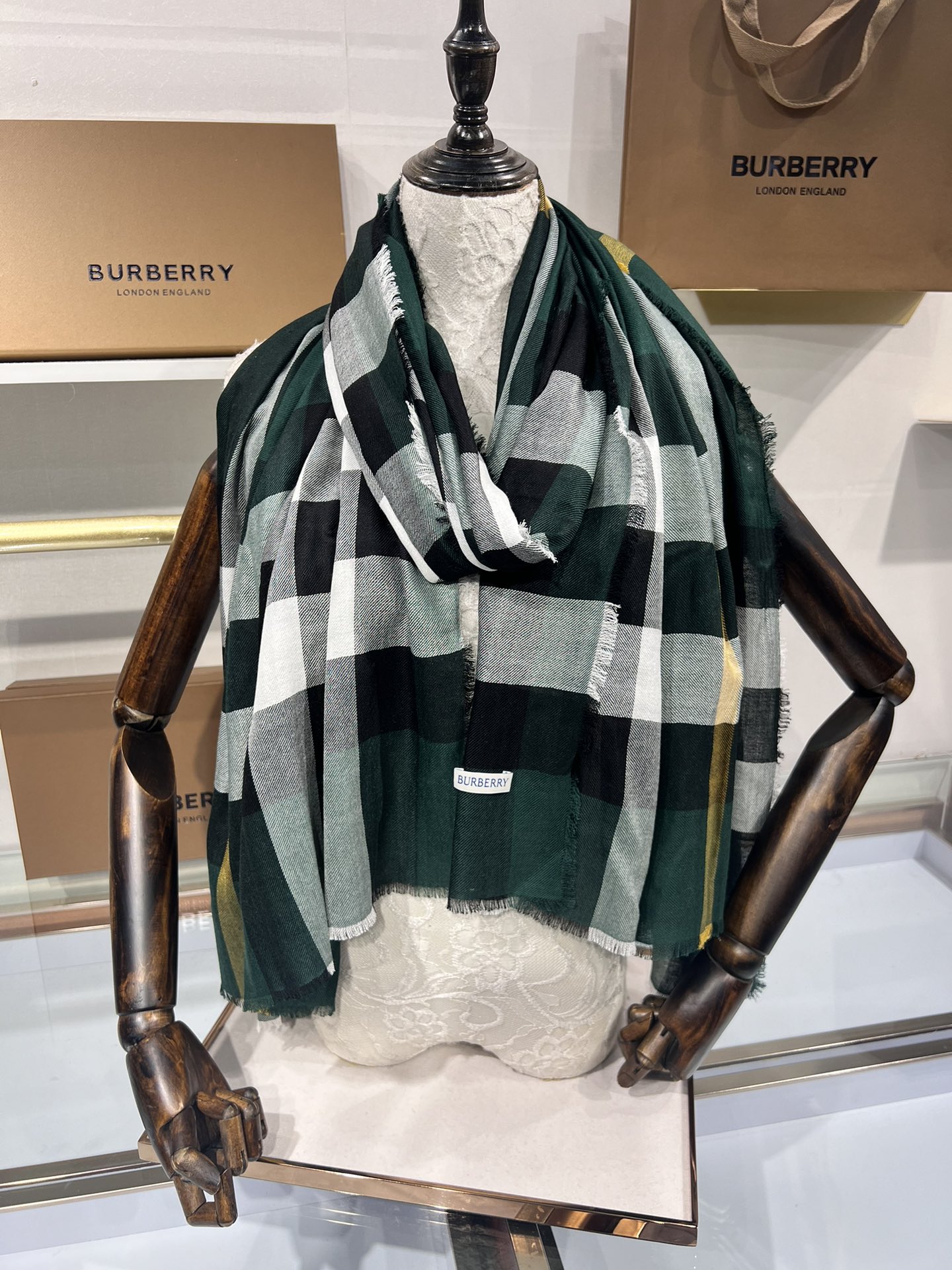 BURBERRY系列专柜最新同步！本系列经过专柜品质染色首道工序清洗后直接加工保持了原生态的柔顺亮泽薄如