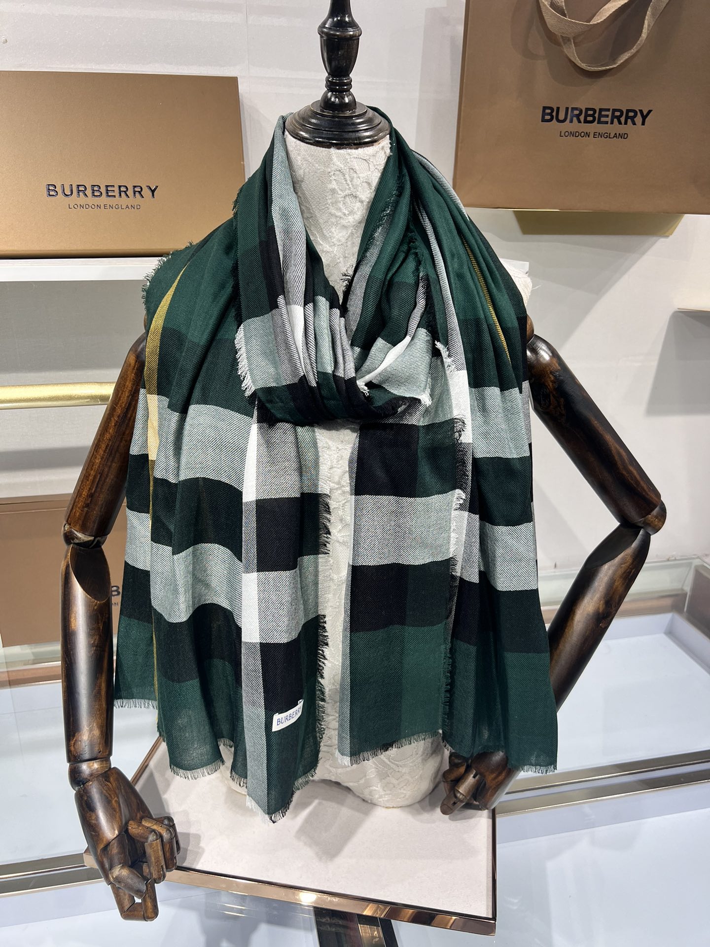 BURBERRY系列专柜最新同步！本系列经过专柜品质染色首道工序清洗后直接加工保持了原生态的柔顺亮泽薄如