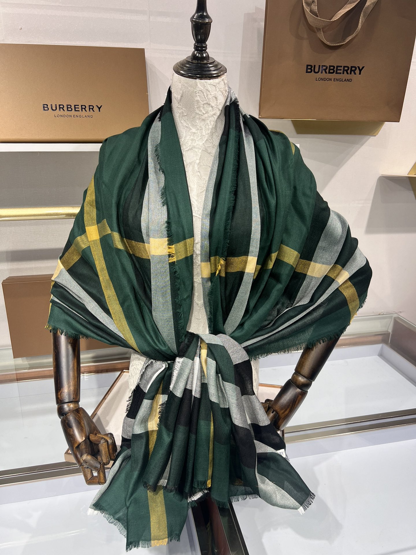 BURBERRY系列专柜最新同步！本系列经过专柜品质染色首道工序清洗后直接加工保持了原生态的柔顺亮泽薄如