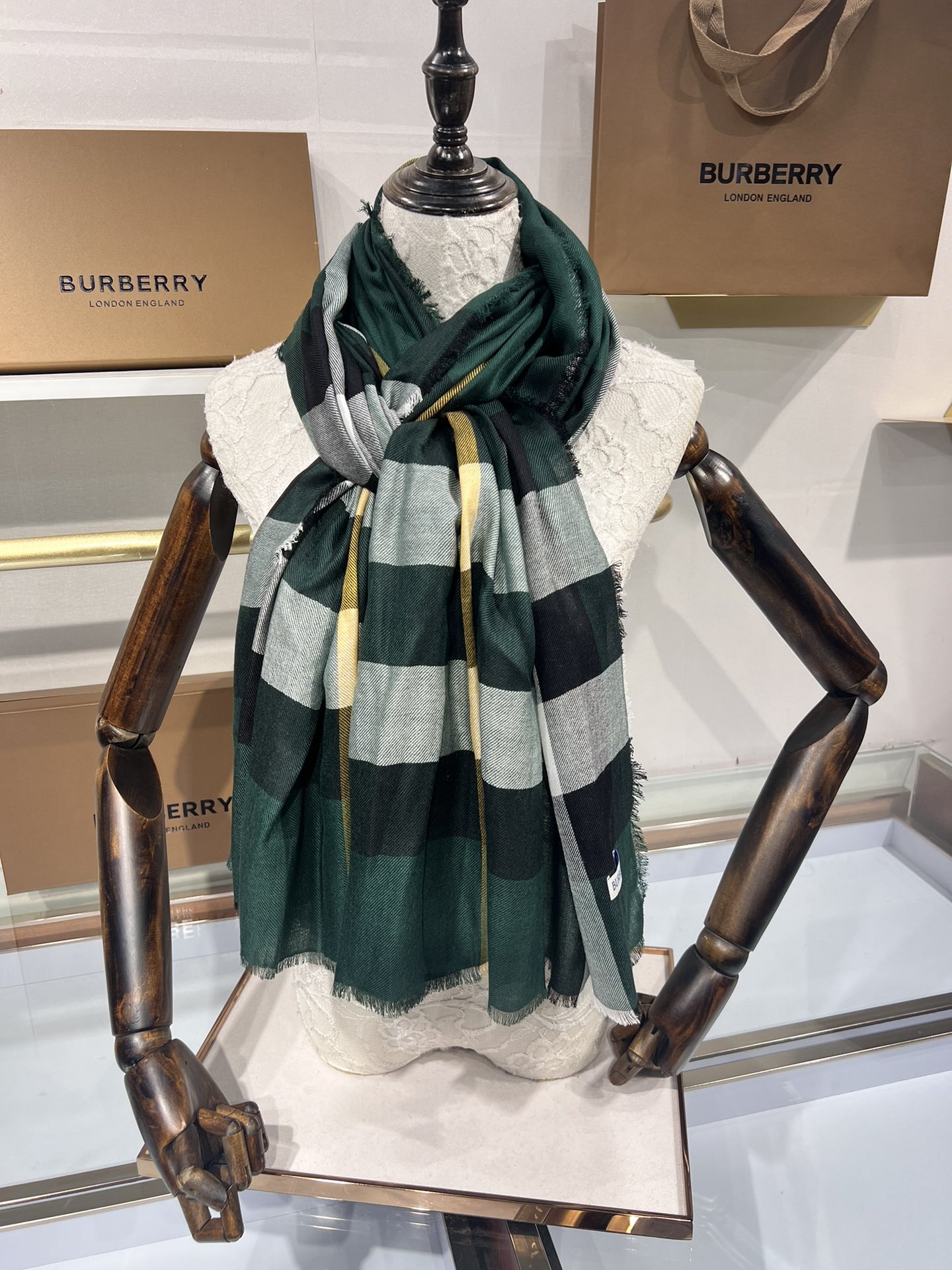 BURBERRY系列专柜最新同步！本系列经过专柜品质染色首道工序清洗后直接加工保持了原生态的柔顺亮泽薄如