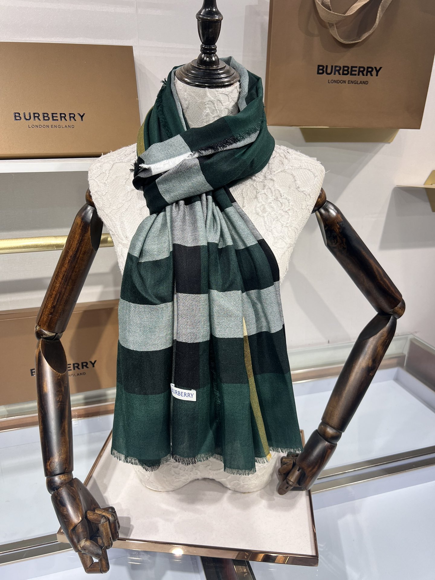 BURBERRY系列专柜最新同步！本系列经过专柜品质染色首道工序清洗后直接加工保持了原生态的柔顺亮泽薄如