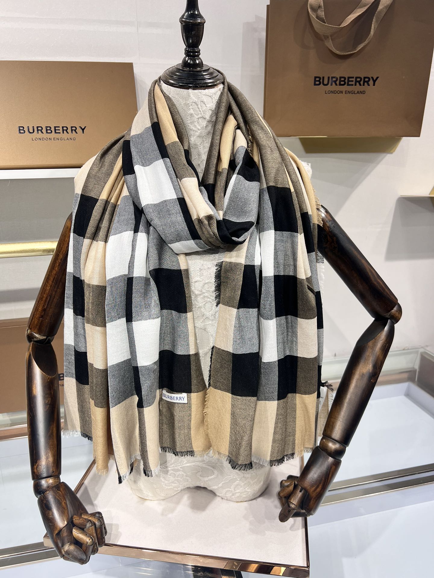 BURBERRY系列专柜最新同步！本系列经过专柜品质染色首道工序清洗后直接加工保持了原生态的柔顺亮泽薄如