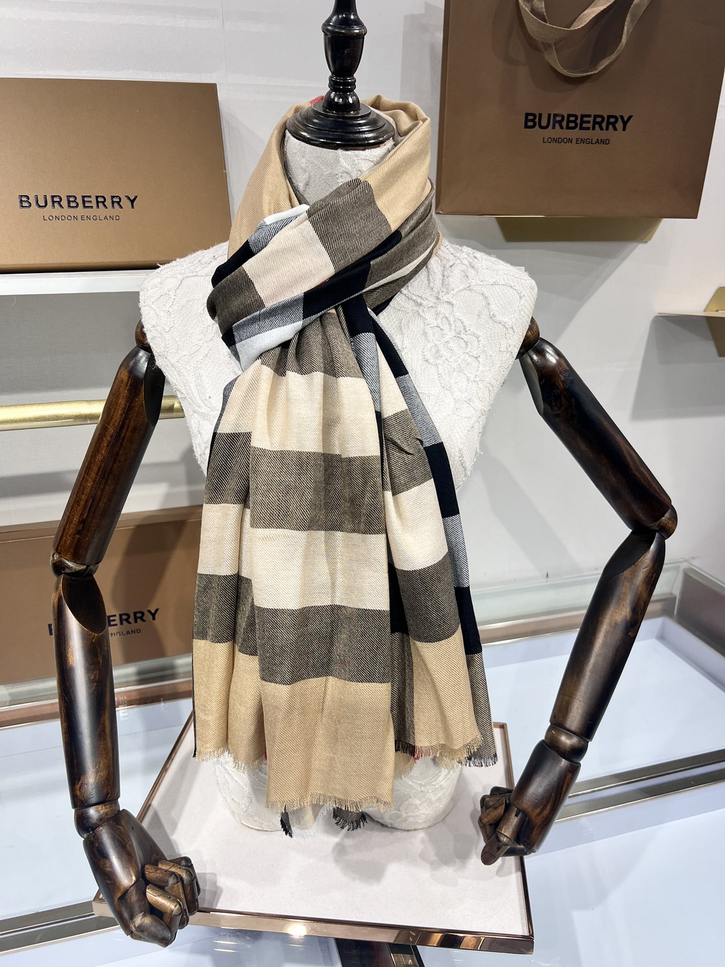 BURBERRY系列专柜最新同步！本系列经过专柜品质染色首道工序清洗后直接加工保持了原生态的柔顺亮泽薄如