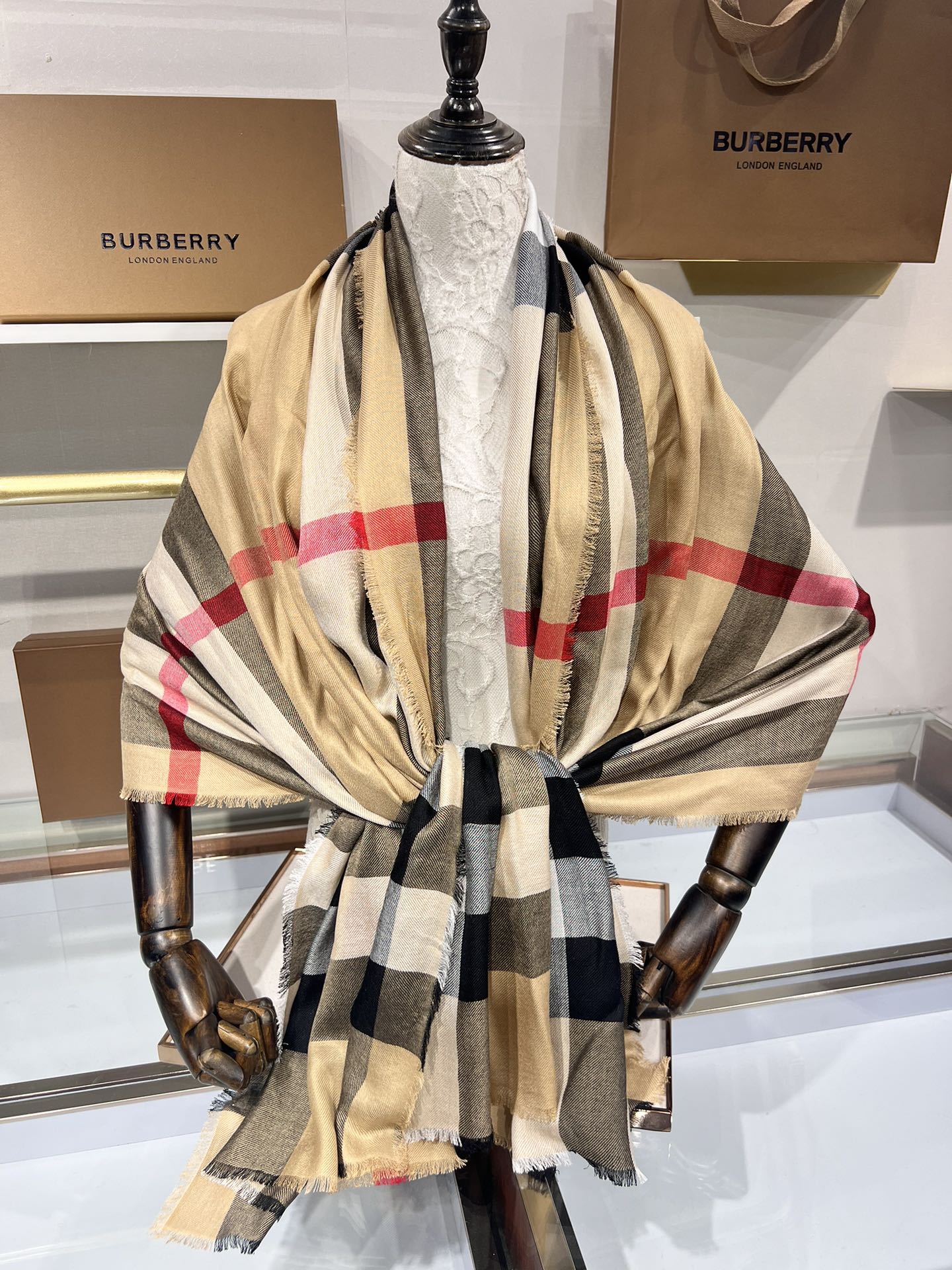 BURBERRY系列专柜最新同步！本系列经过专柜品质染色首道工序清洗后直接加工保持了原生态的柔顺亮泽薄如