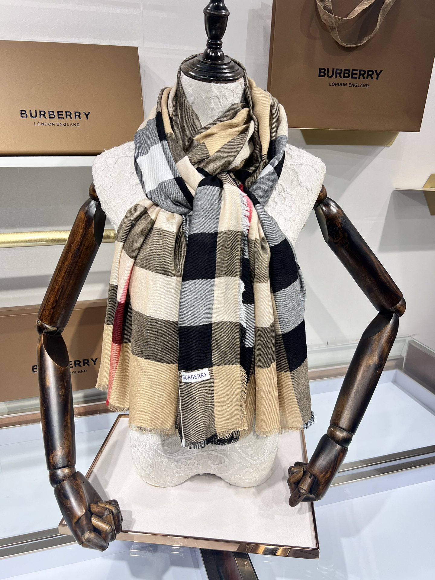 BURBERRY系列专柜最新同步！本系列经过专柜品质染色首道工序清洗后直接加工保持了原生态的柔顺亮泽薄如