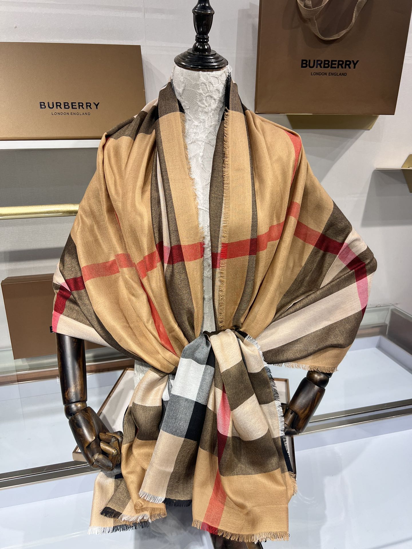 BURBERRY系列专柜最新同步！本系列经过专柜品质染色首道工序清洗后直接加工保持了原生态的柔顺亮泽薄如