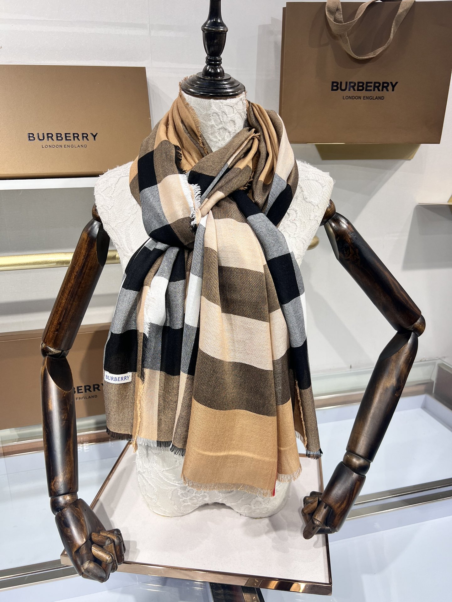 BURBERRY系列专柜最新同步！本系列经过专柜品质染色首道工序清洗后直接加工保持了原生态的柔顺亮泽薄如