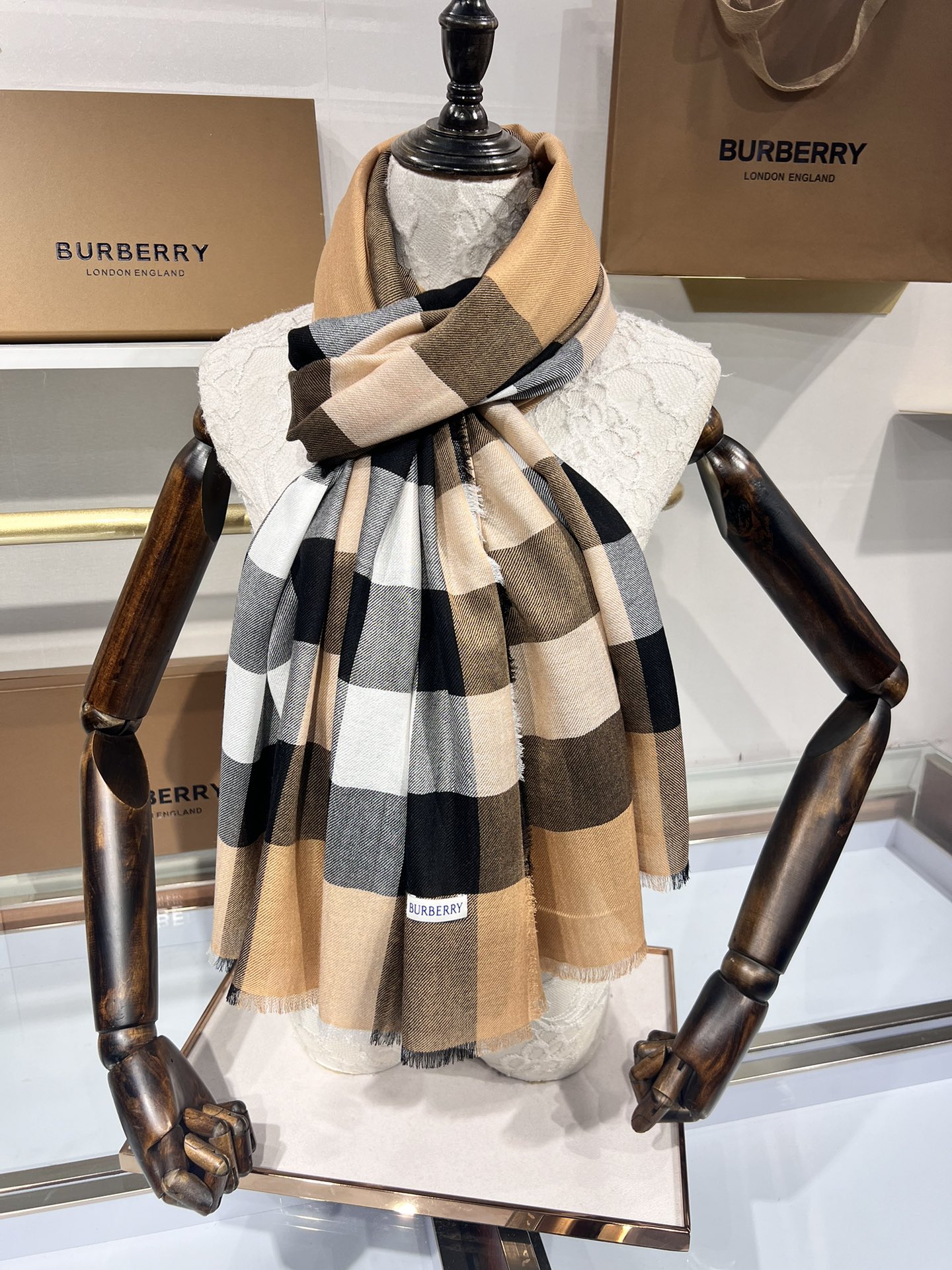 BURBERRY系列专柜最新同步！本系列经过专柜品质染色首道工序清洗后直接加工保持了原生态的柔顺亮泽薄如