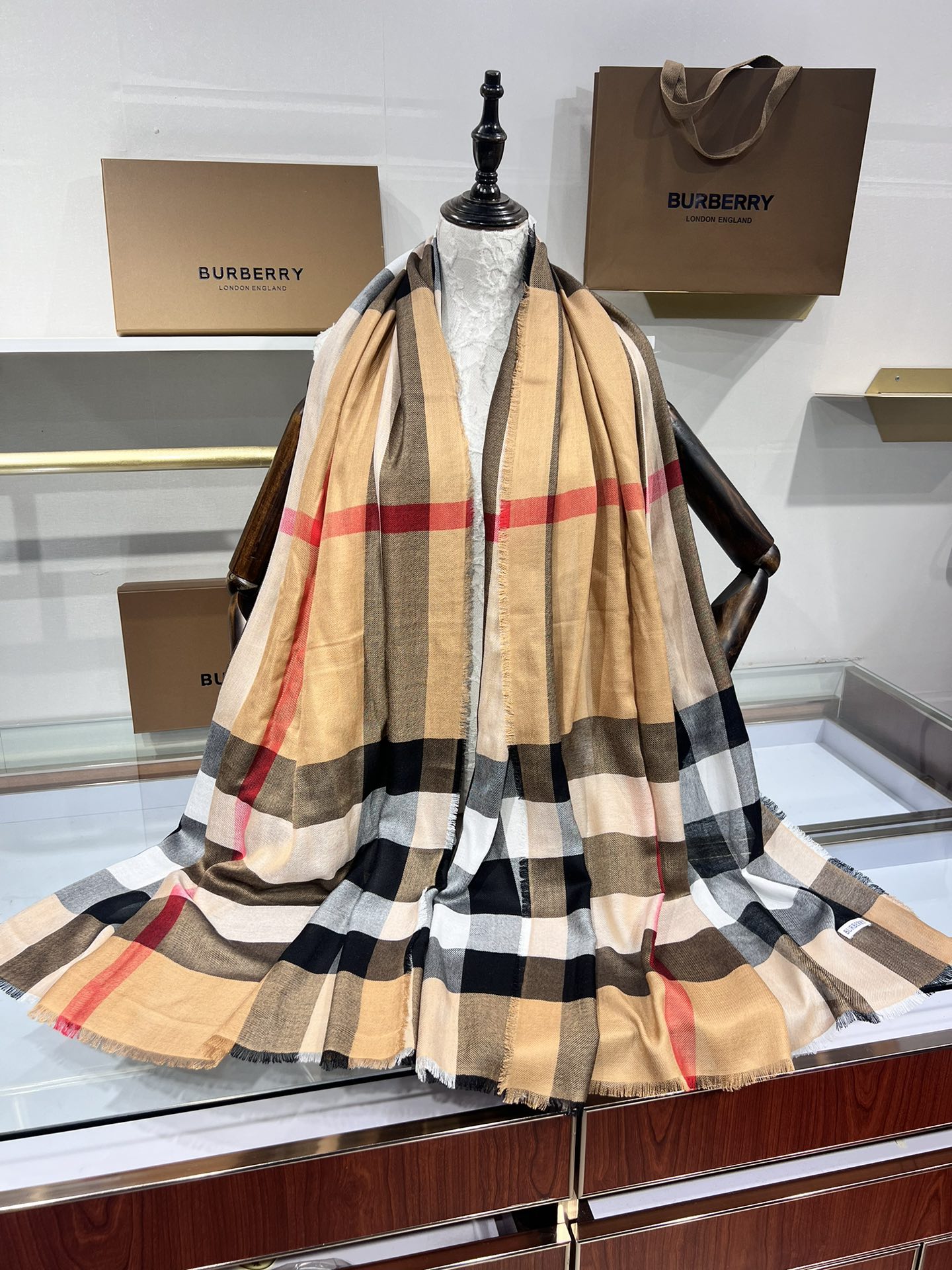 BURBERRY系列专柜最新同步！本系列经过专柜品质染色首道工序清洗后直接加工保持了原生态的柔顺亮泽薄如