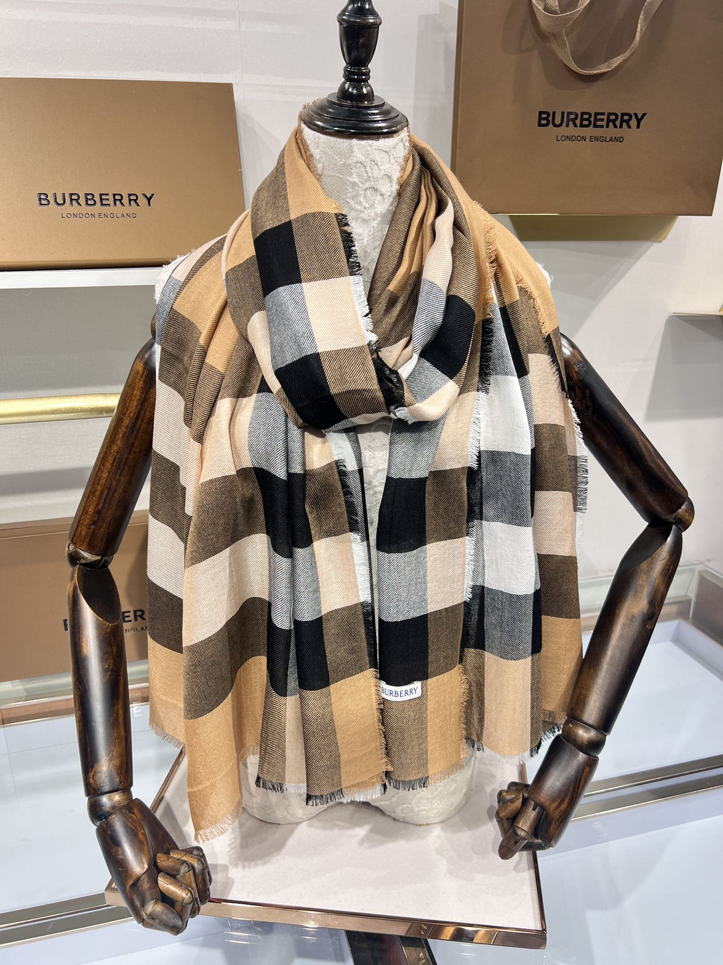 BURBERRY系列专柜最新同步！本系列经过专柜品质染色首道工序清洗后直接加工保持了原生态的柔顺亮泽薄如