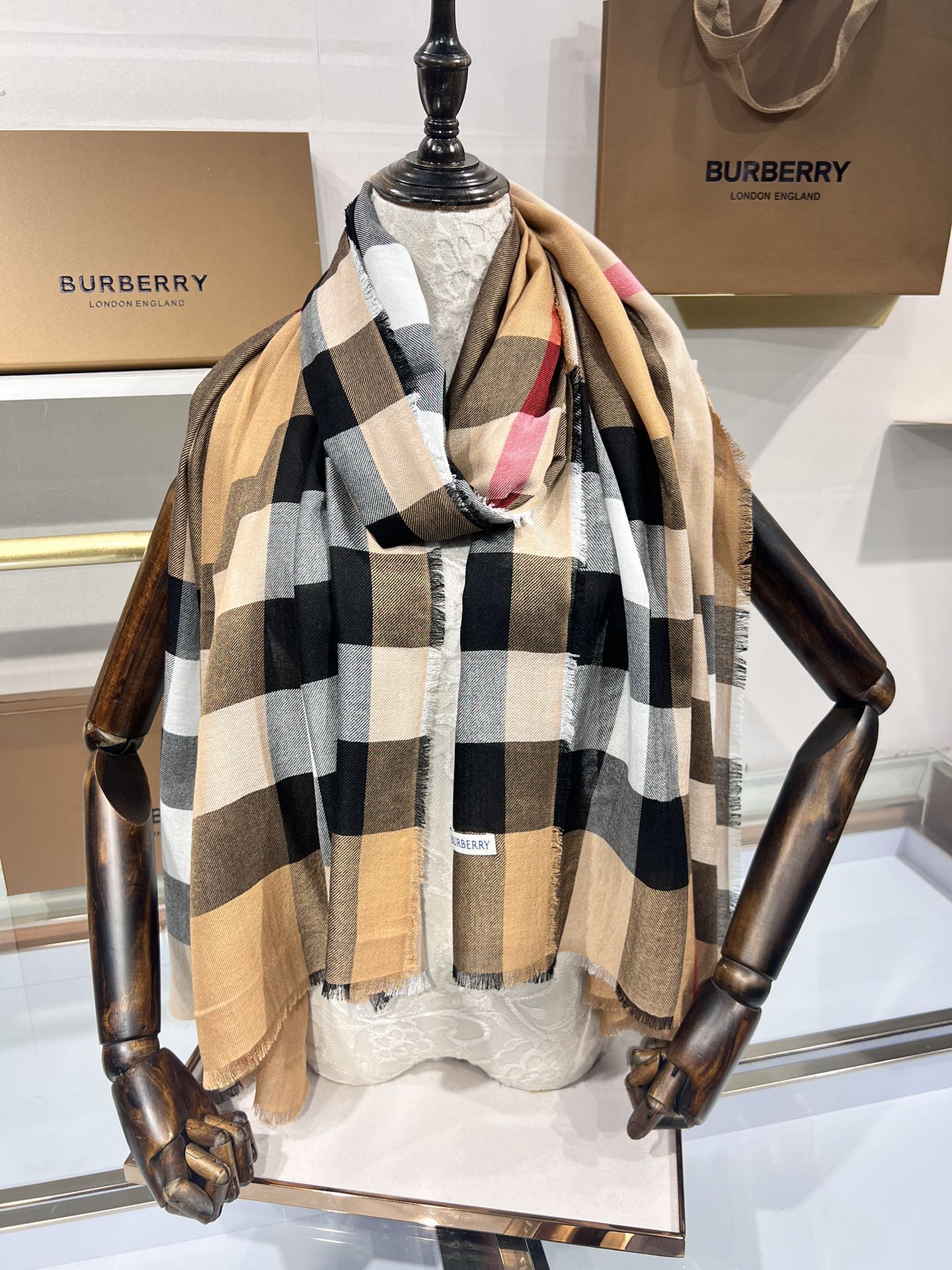 BURBERRY系列专柜最新同步！本系列经过专柜品质染色首道工序清洗后直接加工保持了原生态的柔顺亮泽薄如