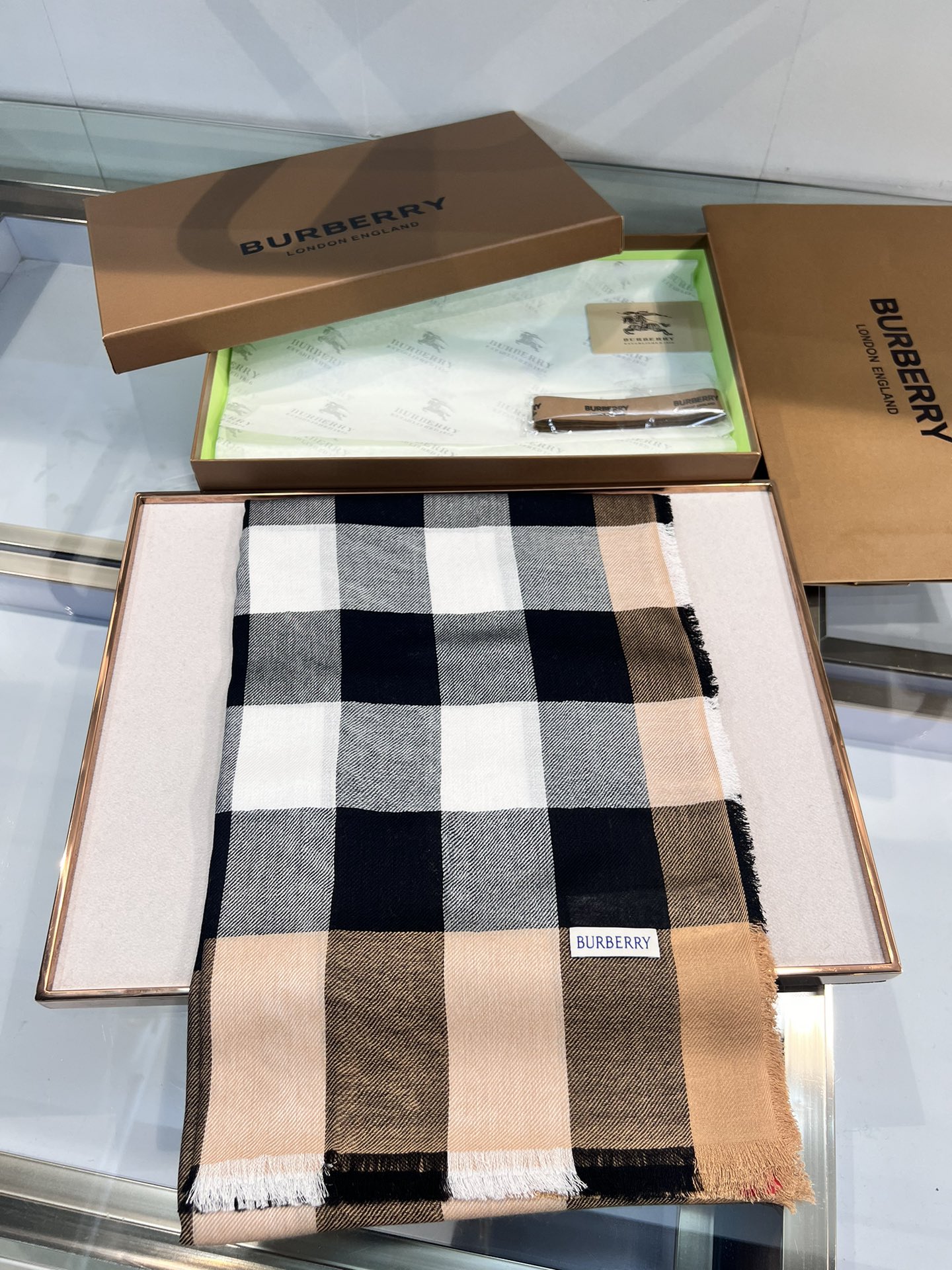 BURBERRY系列专柜最新同步！本系列经过专柜品质染色首道工序清洗后直接加工保持了原生态的柔顺亮泽薄如