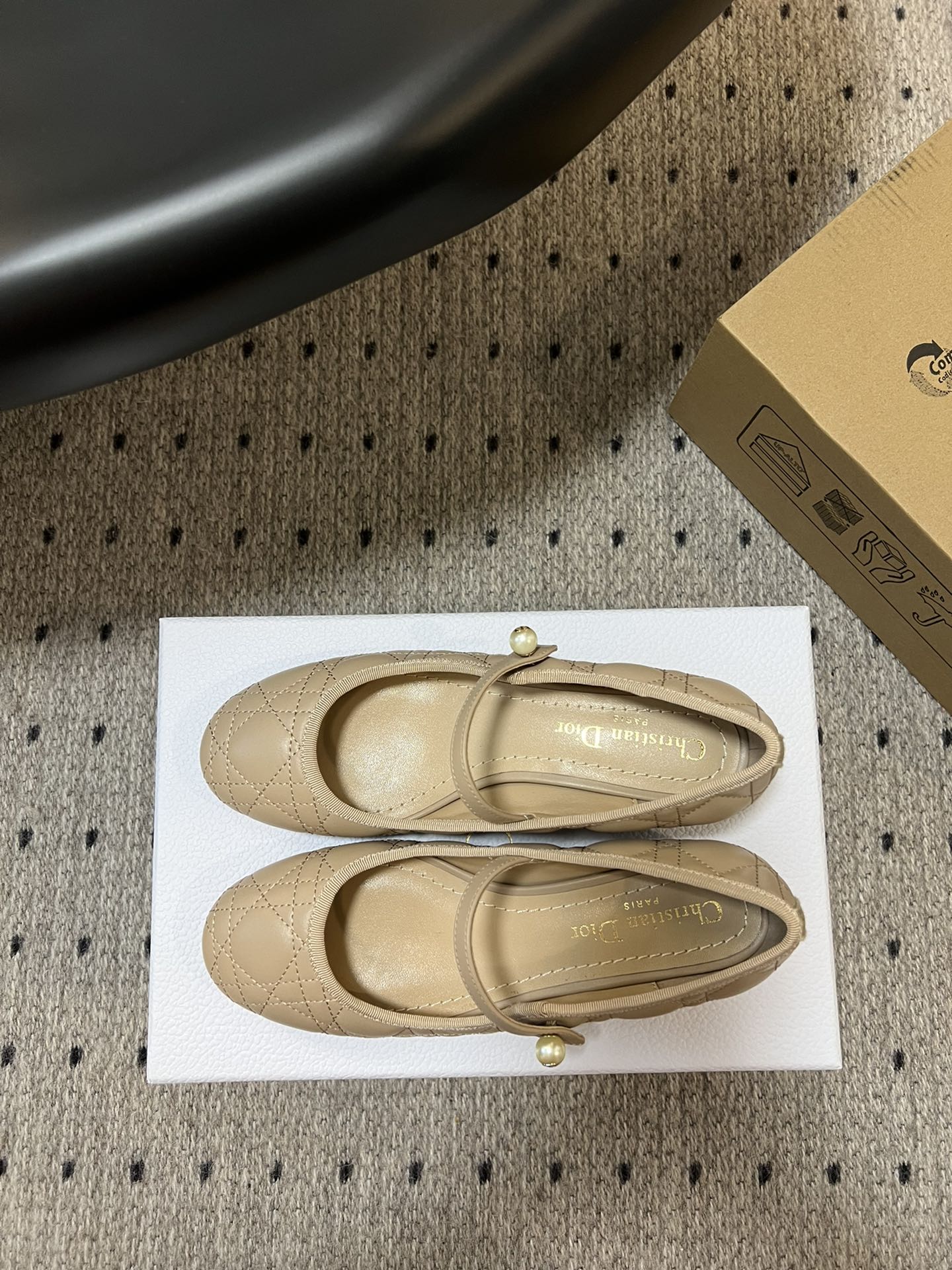 Dior24/玛丽珍高跟单鞋是二零二四春夏成衣系列新品融入Dior高订元素重新诠释经典图案采用裸色绗缝牛