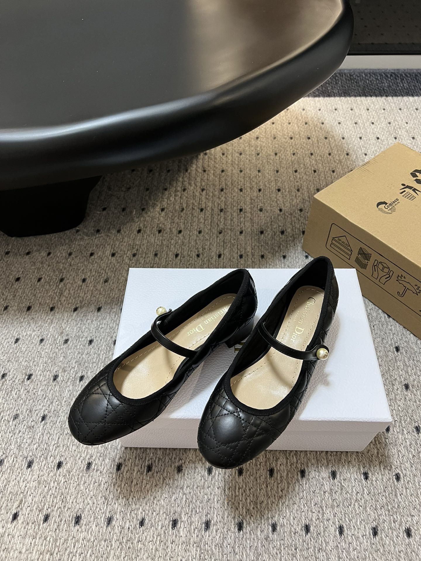 Dior24/玛丽珍高跟单鞋是二零二四春夏成衣系列新品融入Dior高订元素重新诠释经典图案采用裸色绗缝牛