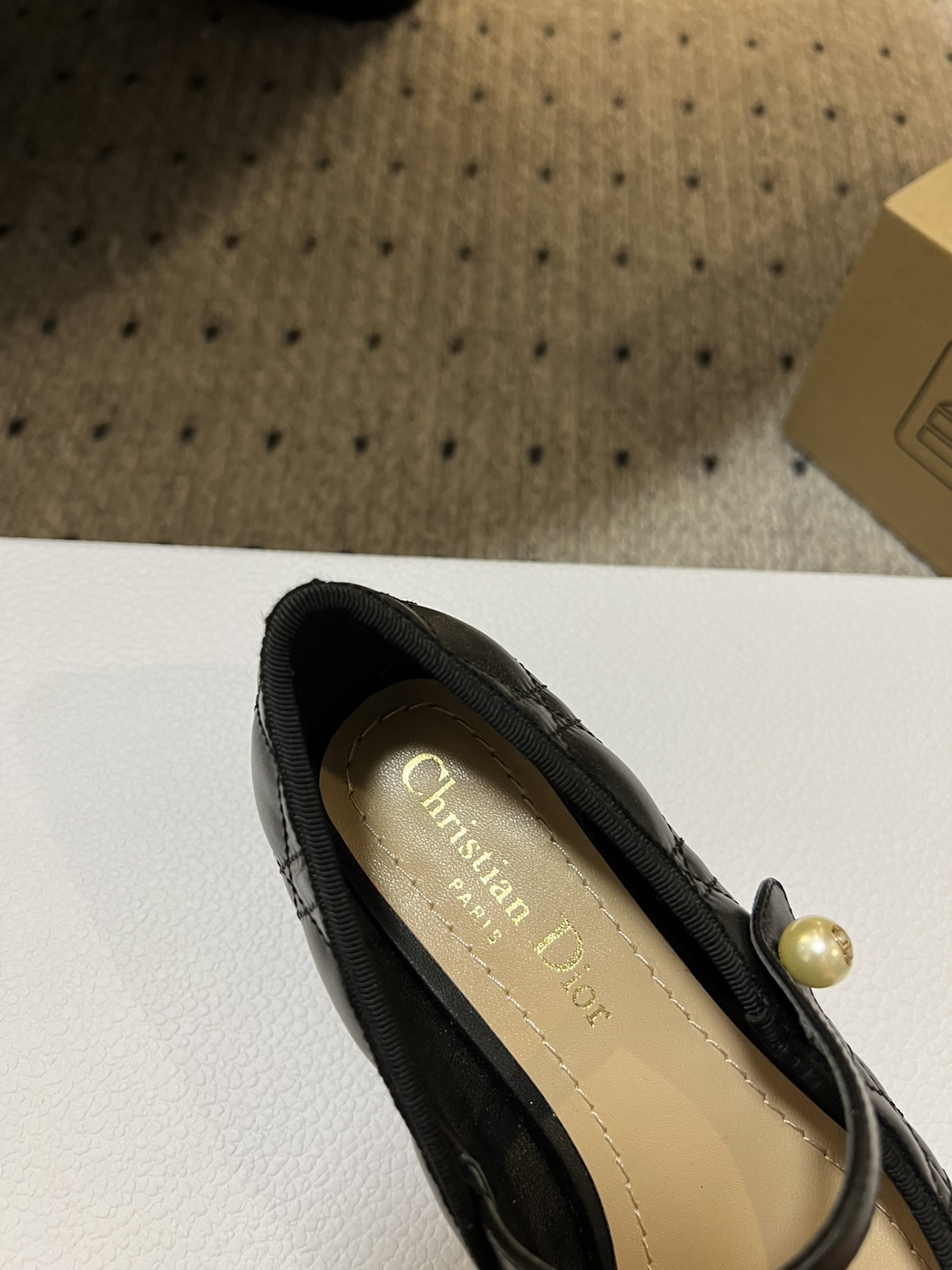 Dior24/玛丽珍高跟单鞋是二零二四春夏成衣系列新品融入Dior高订元素重新诠释经典图案采用裸色绗缝牛