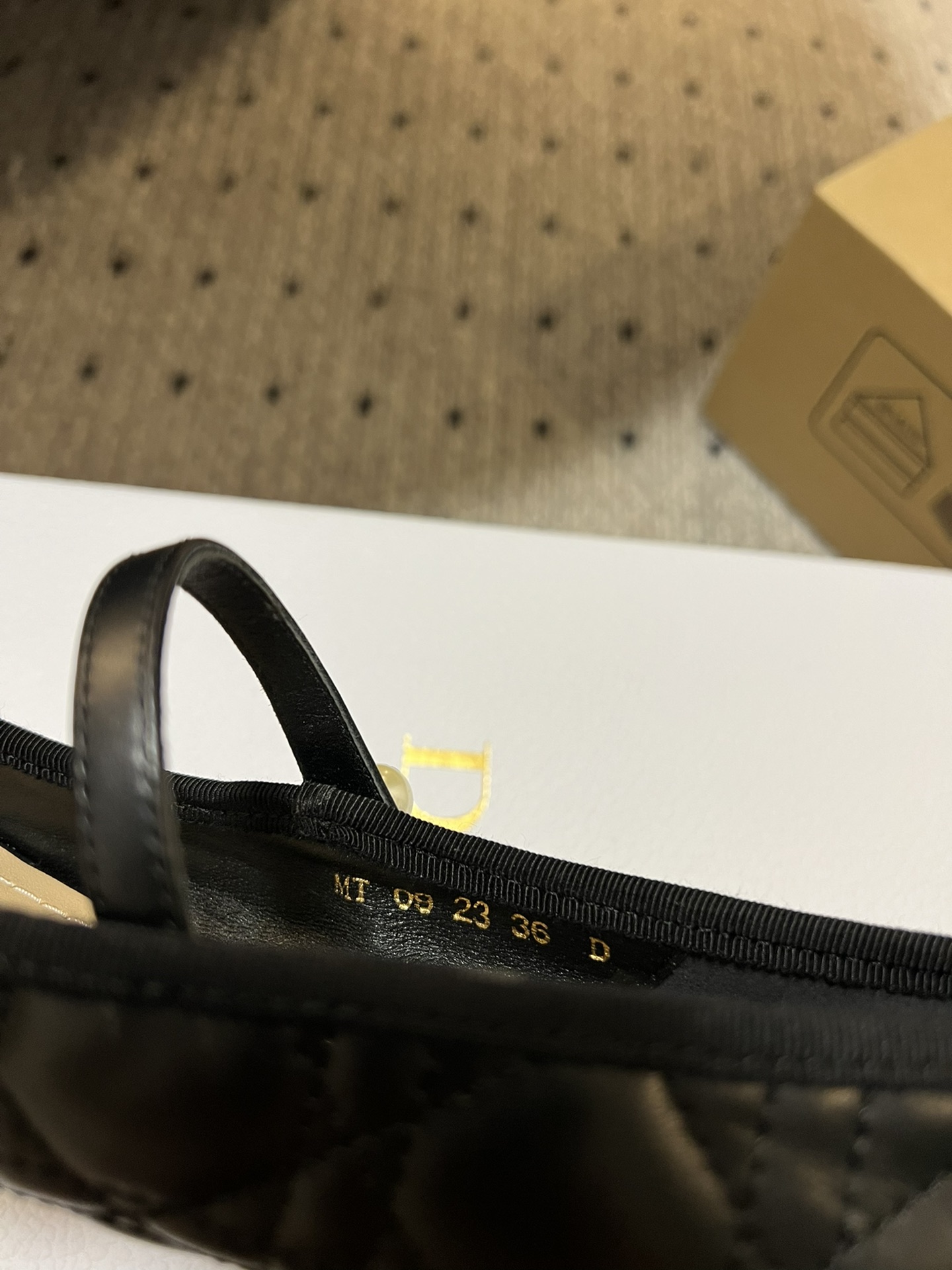 Dior24/玛丽珍高跟单鞋是二零二四春夏成衣系列新品融入Dior高订元素重新诠释经典图案采用裸色绗缝牛