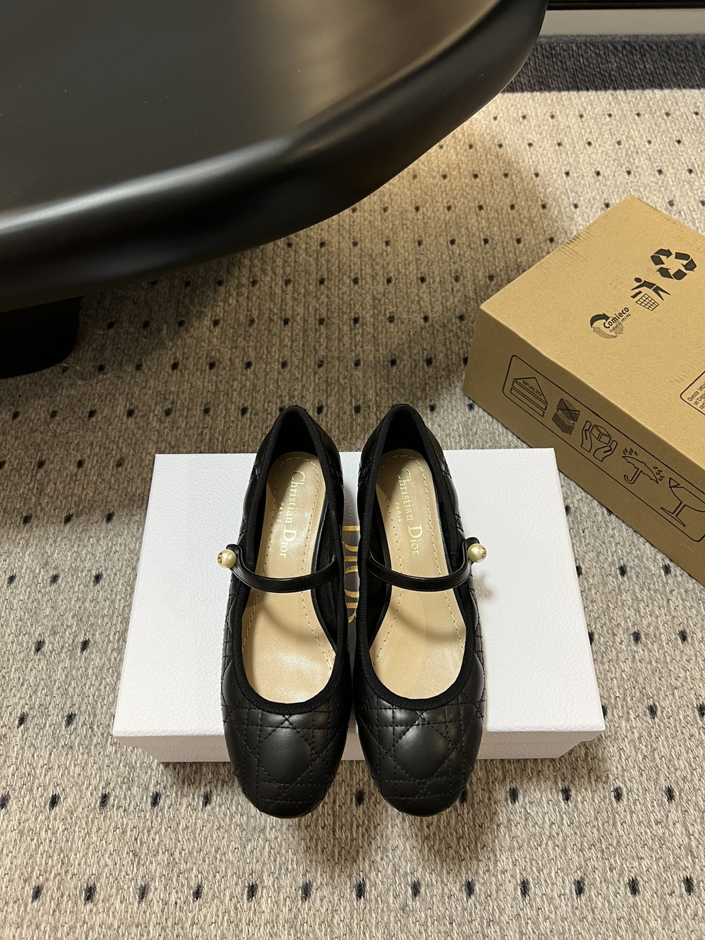 Dior24/玛丽珍高跟单鞋是二零二四春夏成衣系列新品融入Dior高订元素重新诠释经典图案采用裸色绗缝牛