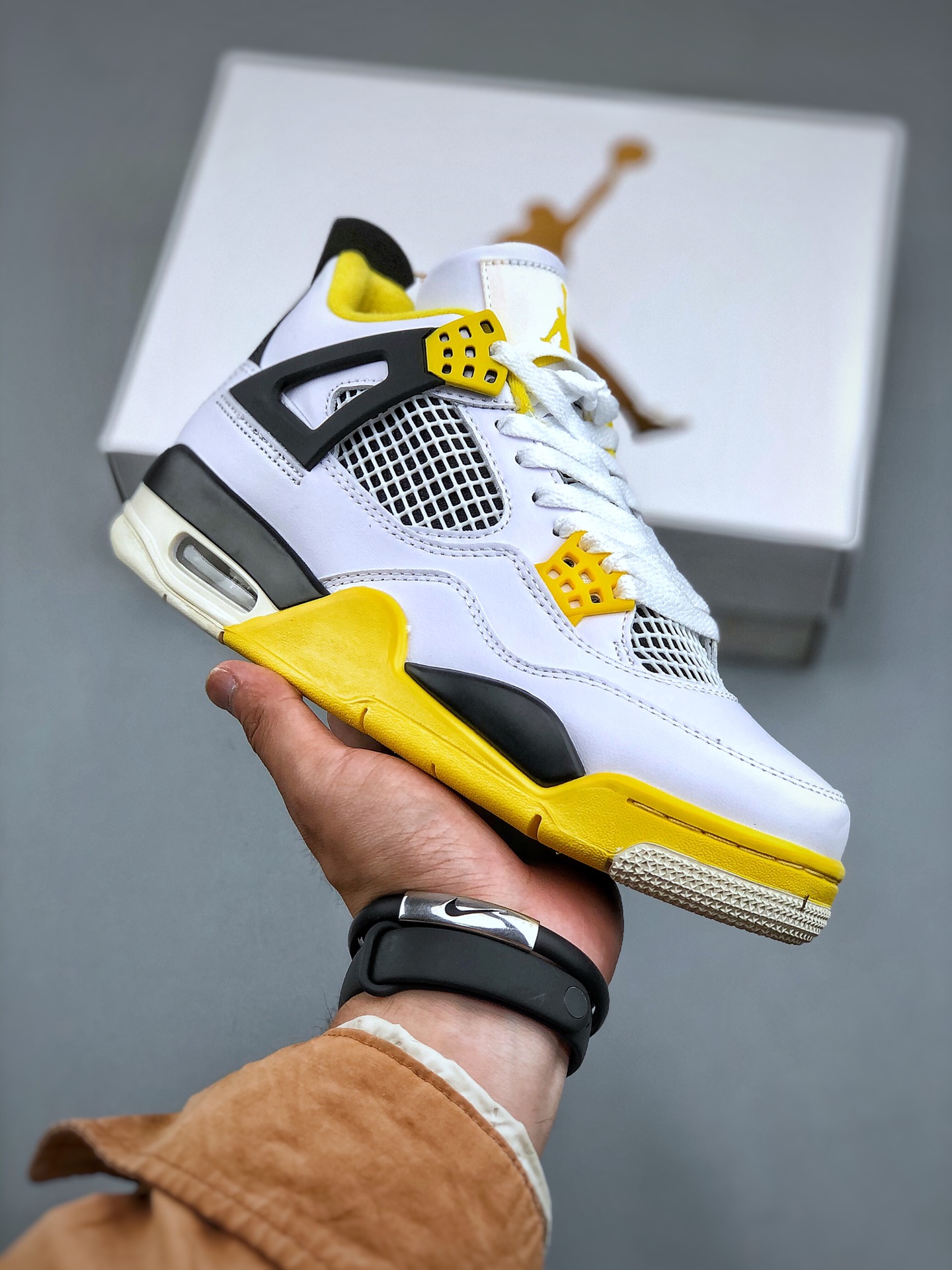 Air Jordan 4 الأحذية الأحذية الرياضية Air Jordan أسود . أبيض أصفر Vintage منتصف الجزء العلوي