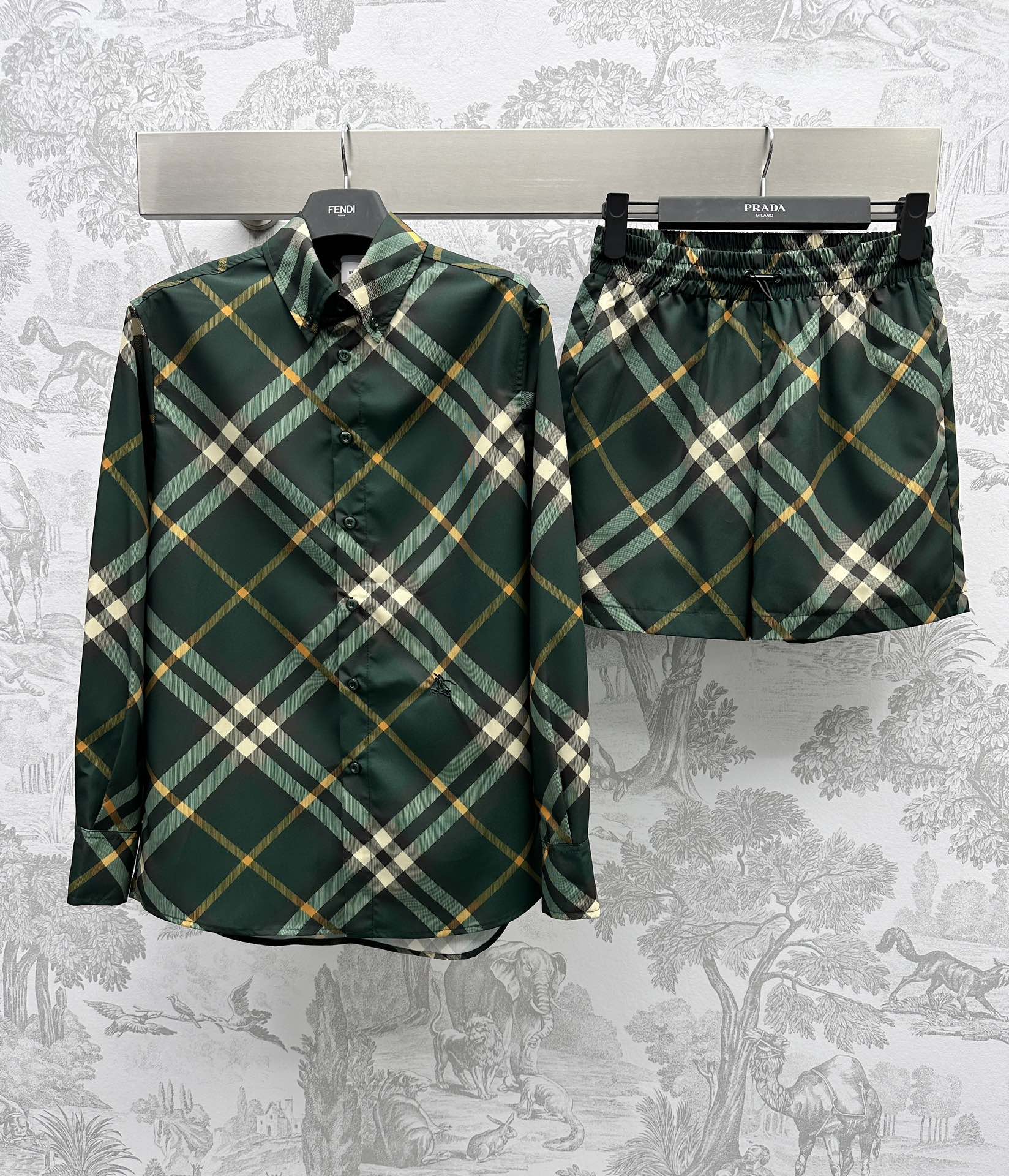 NO:696468,Bur BBR* new product on the shelves plaid knight shirt suit customized YB imported sun protection index fabric. Crisp texture, breathable and not stuffy. Original development. Decorated with embroidered classic knight pattern. The body follows the classic check pattern. Contrast color design is high-end and bright. Surface accessories development. Lapel shirt with a set of stylish shorts. A set of upper body is handsome and fashionable. Wear high-end and fashionable for daily commuting. High version 2 colors, burberry, shorts,19860909Bur BBR*新品上架格纹骑士衬衣套装定制YB进口防晒指数面料 质感挺括 透气不闷热 原版开发 饰以刺绣经典骑士图案装饰 大身沿用经典对格格纹 撞色设计高级有亮点 面辅料开发 翻领衬衣搭配成套洋气短裤 一套上身帅气时尚 穿搭高级时髦 日常通勤都  高版本2色,,burberry,shorts,,Women's clothing