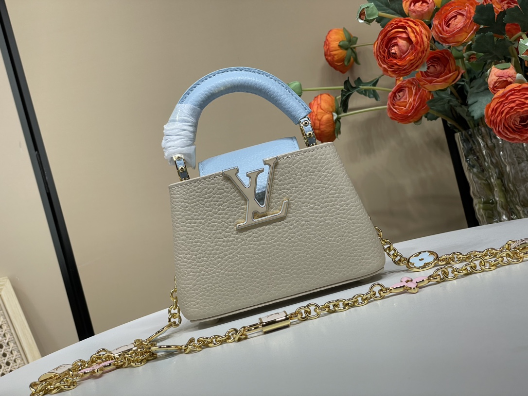 Louis Vuitton LV24 new product debut [Capucines Nano handbag] M48865 23952 off-white/light blue (chain)