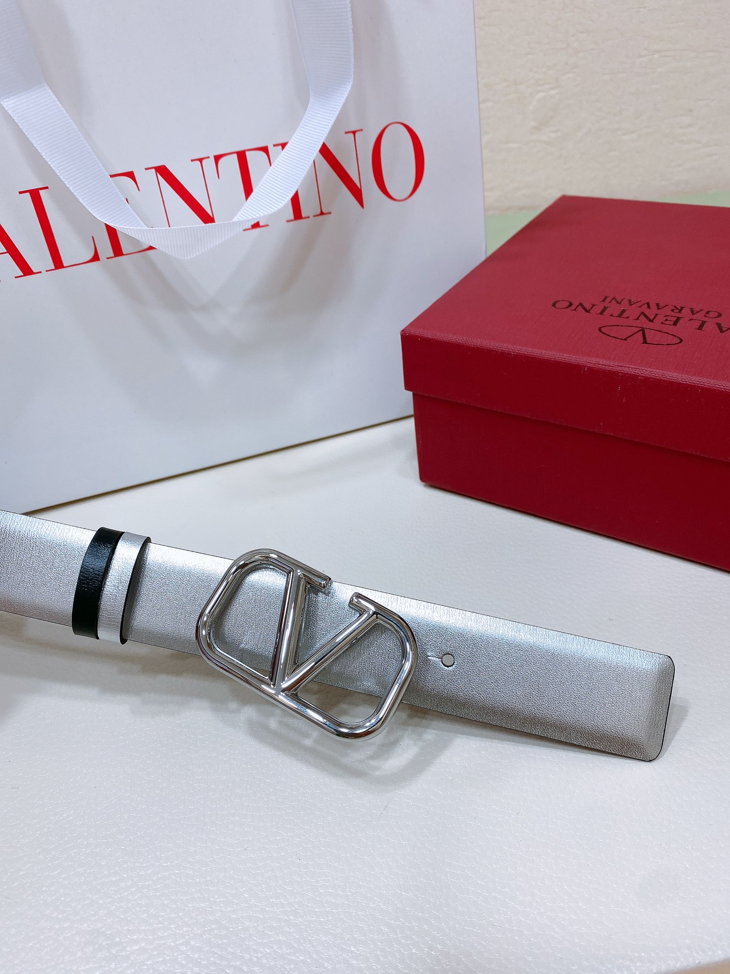 (顶级质量) VALENTINO GARAVANI VLOGO SIGNATURE 可双面佩戴水钻 亮面小牛皮腰带 -V (顶级质量) VALENTINO GARAVANI VLOGO SIGNATURE 可双面佩戴水钻 亮面小牛皮腰带 -V