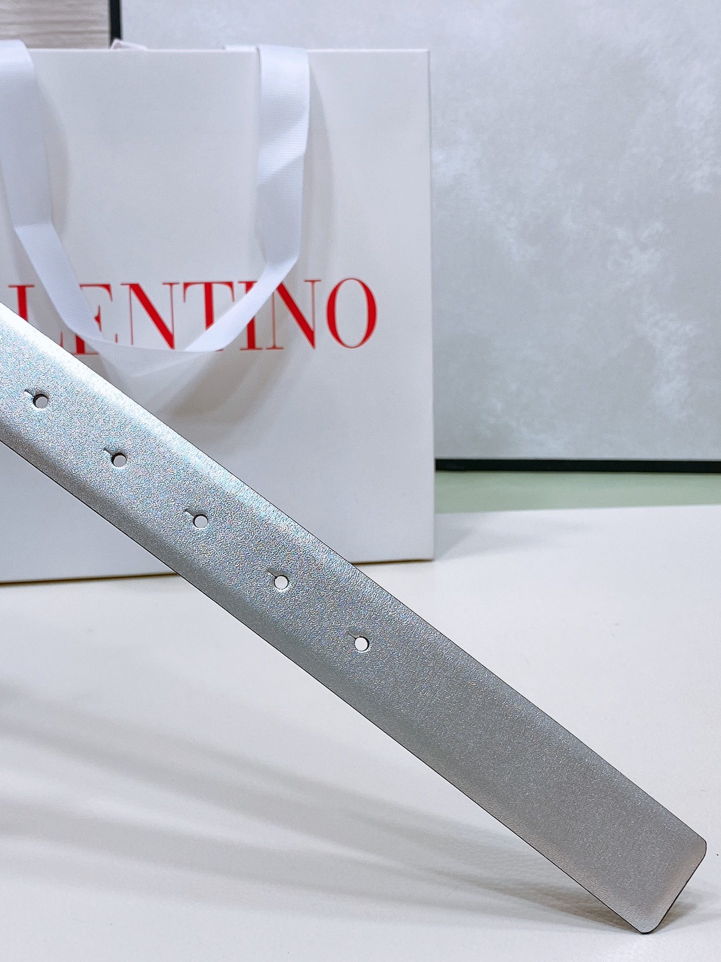 (顶级质量) VALENTINO GARAVANI VLOGO SIGNATURE 可双面佩戴水钻 亮面小牛皮腰带 -V (顶级质量) VALENTINO GARAVANI VLOGO SIGNATURE 可双面佩戴水钻 亮面小牛皮腰带 -V