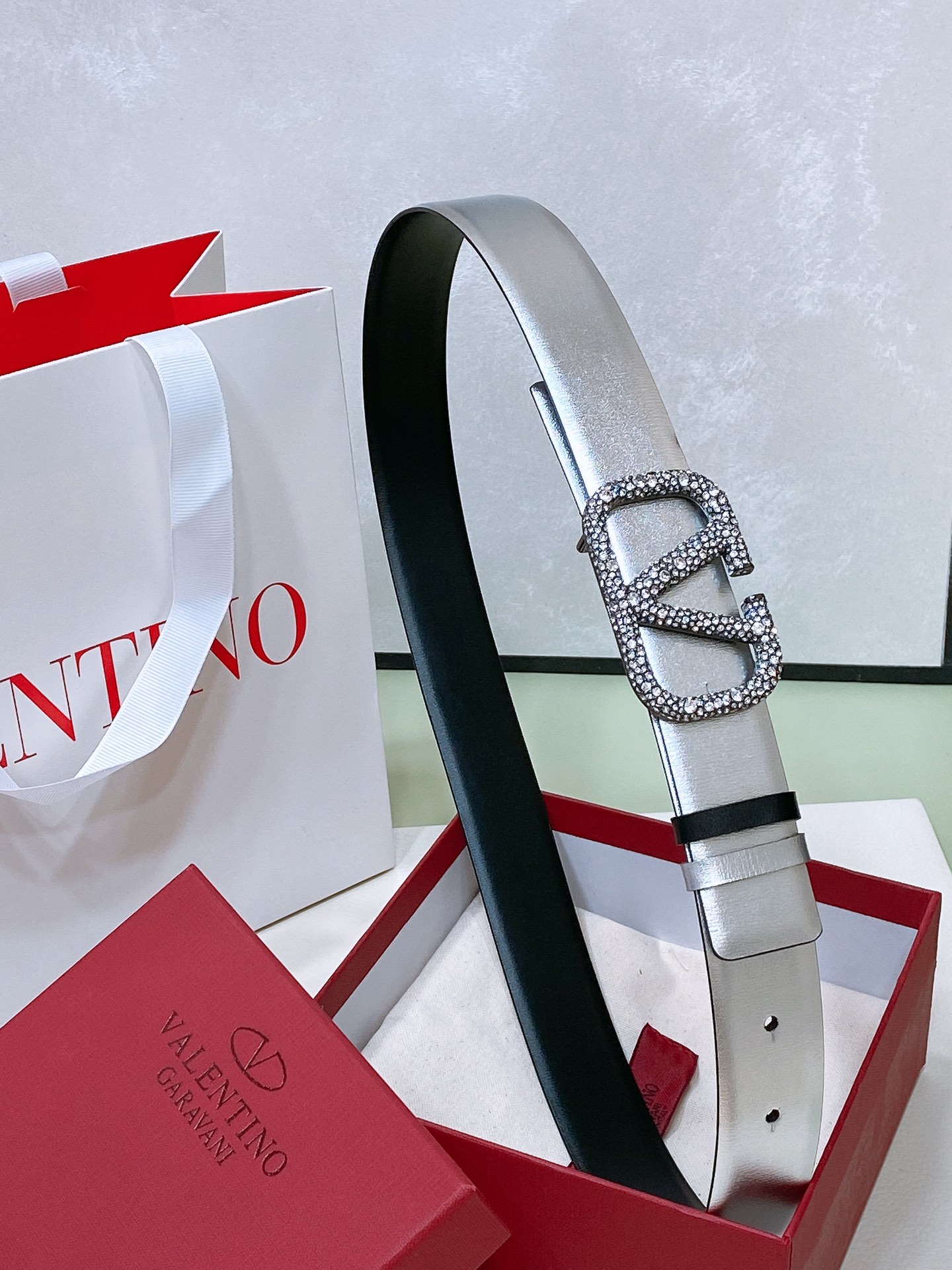 (顶级质量) VALENTINO GARAVANI VLOGO SIGNATURE 可双面佩戴水钻 亮面小牛皮腰带 -V (顶级质量) VALENTINO GARAVANI VLOGO SIGNATURE 可双面佩戴水钻 亮面小牛皮腰带 -V