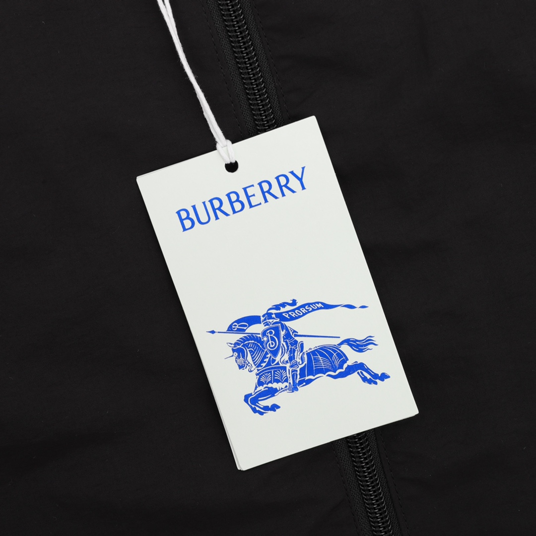 Burberry/巴宝莉 格纹战马双面外套 轻便的连帽外套