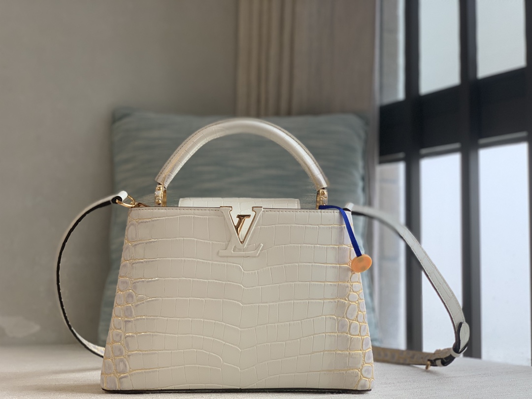 Louis Vuitton LV CAPUCINES is officially selling the M98177 gold Himalayan platinum buckle BB handbag, which is lined with gorgeous crocodile cow