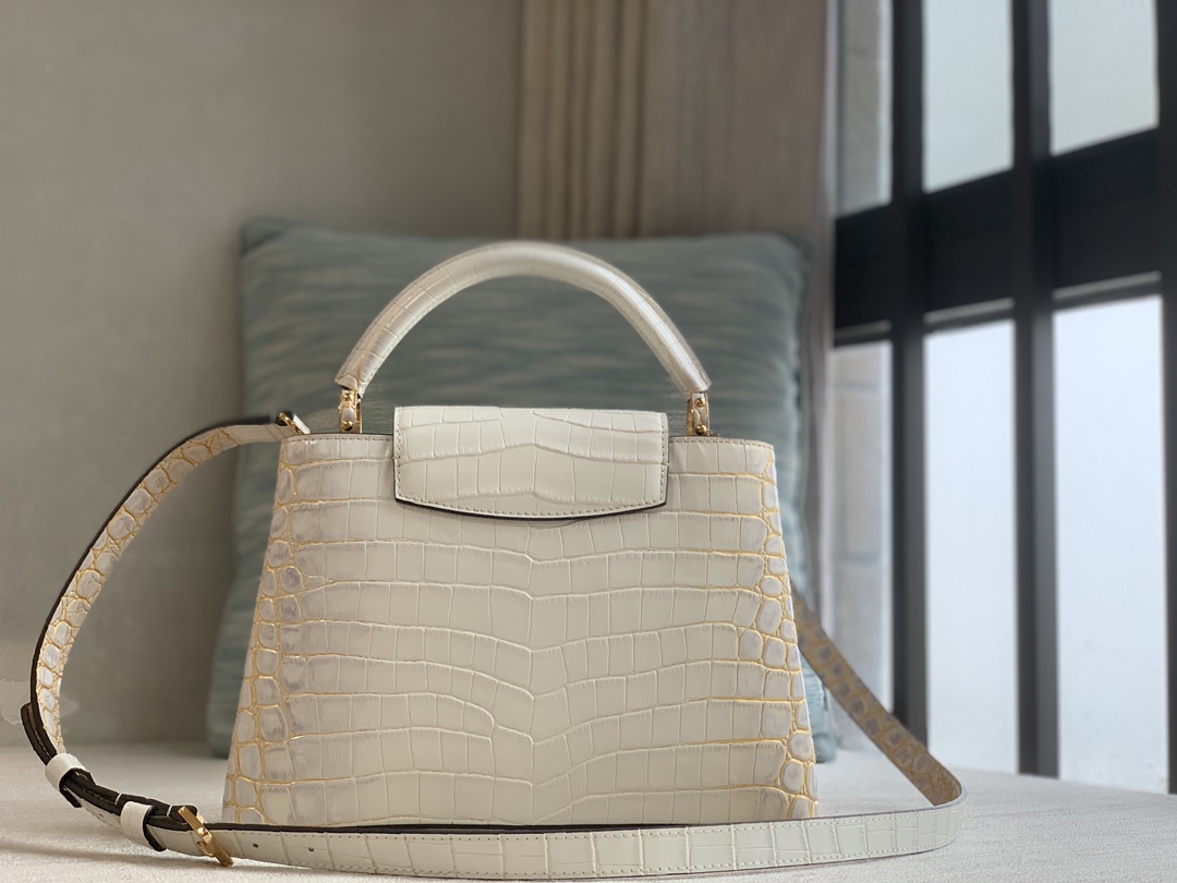 Louis Vuitton LV CAPUCINES is officially selling the M98177 gold Himalayan platinum buckle BB handbag, which is lined with gorgeous crocodile cow