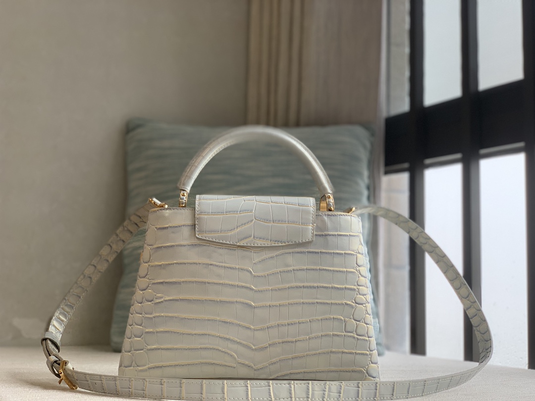 Louis Vuitton The LV CAPUCINES series is officially on sale. The M98177 gold blue crocodile pattern gold buckle BB handbag is lined with gorgeous