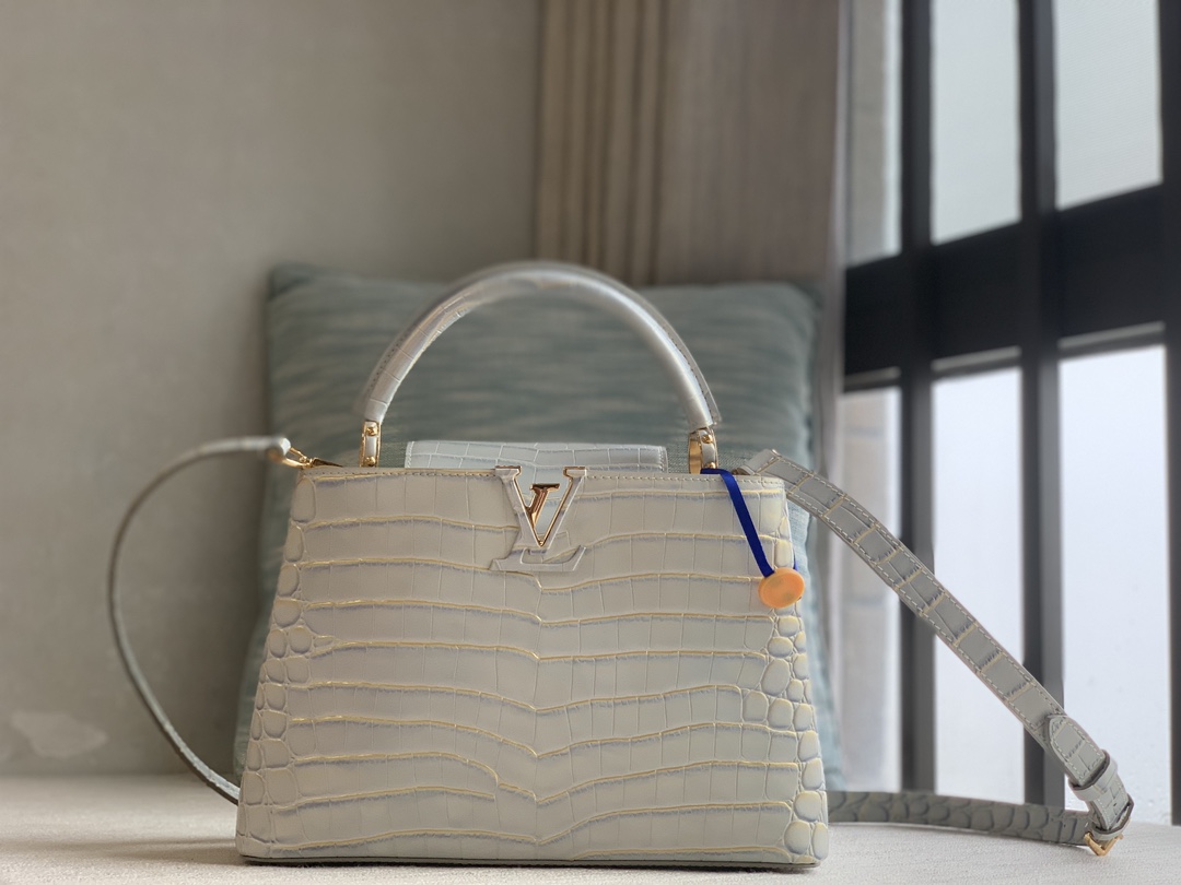 Louis Vuitton The LV CAPUCINES series is officially on sale. The M98177 gold blue crocodile pattern gold buckle BB handbag is lined with gorgeous