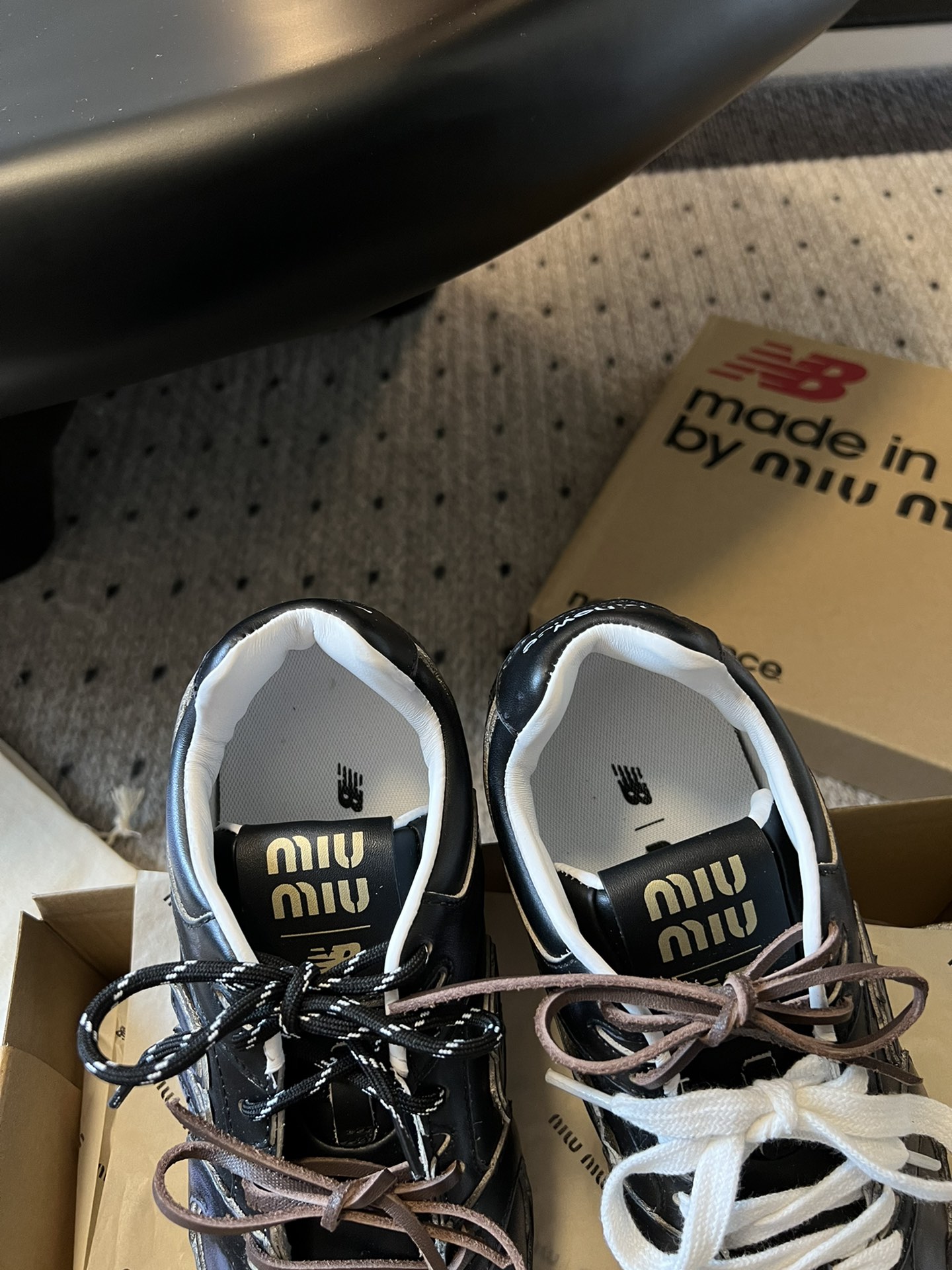 秀场同款miumiuxNewBalance530miumi*24/运动鞋新色来了酷毙了！大秀上曝光了与N