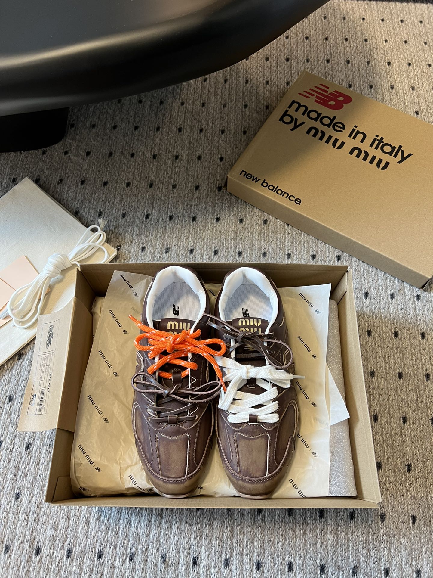 秀场同款miumiuxNewBalance530miumi*24/运动鞋新色来了酷毙了！大秀上曝光了与N