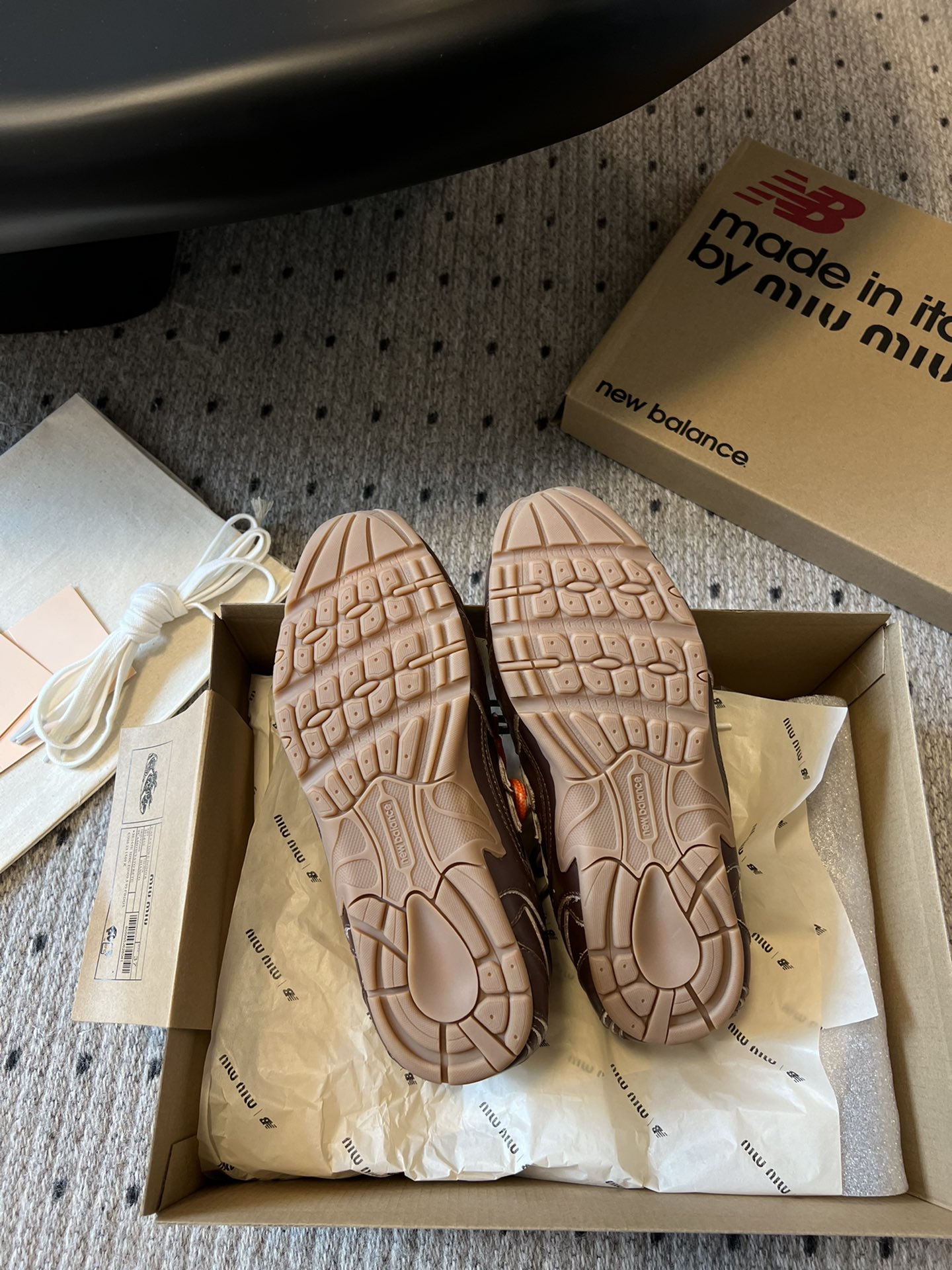 秀场同款miumiuxNewBalance530miumi*24/运动鞋新色来了酷毙了！大秀上曝光了与N