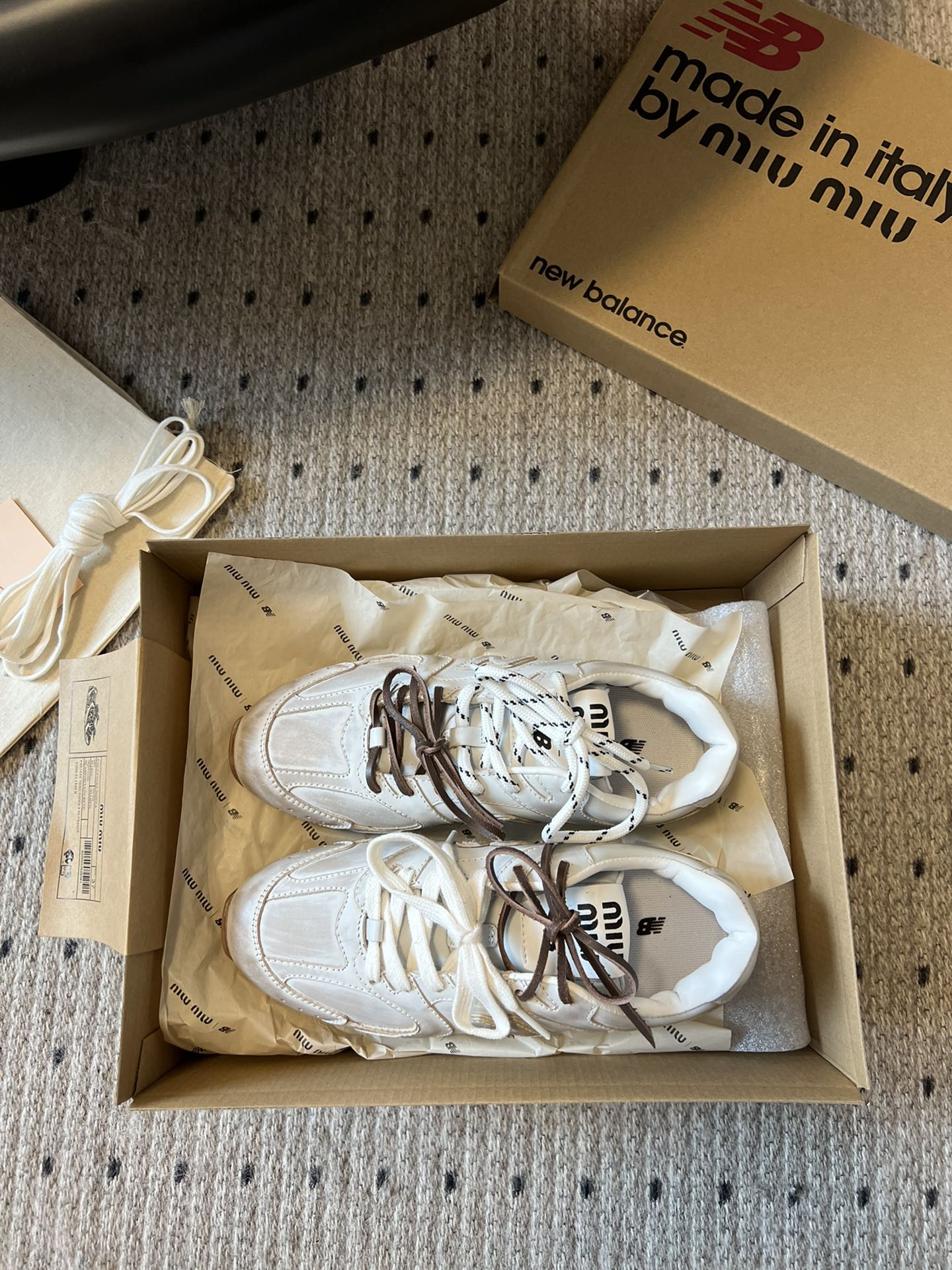 秀场同款miumiuxNewBalance530miumi*24/运动鞋新色来了酷毙了！大秀上曝光了与N