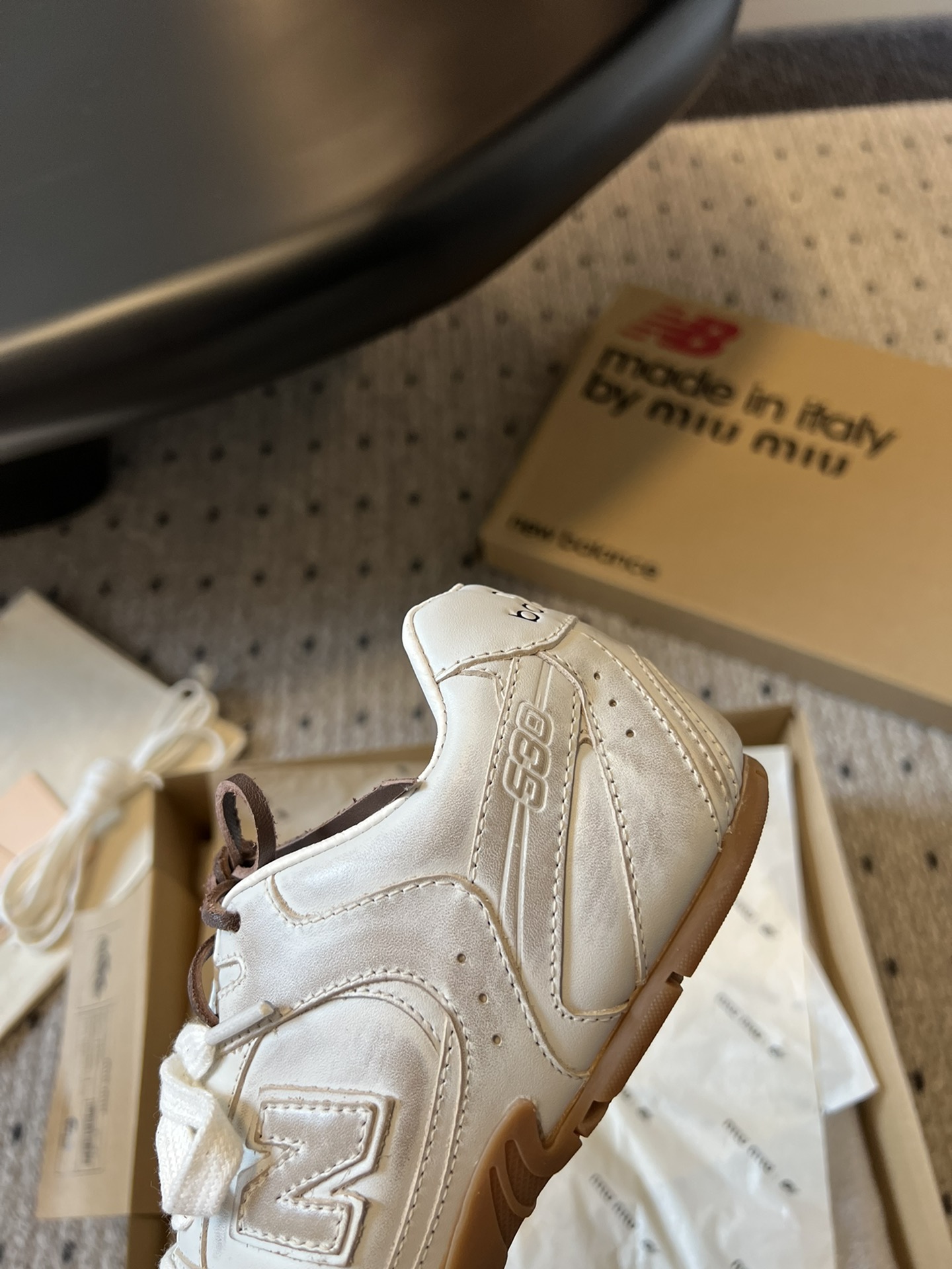 秀场同款miumiuxNewBalance530miumi*24/运动鞋新色来了酷毙了！大秀上曝光了与N