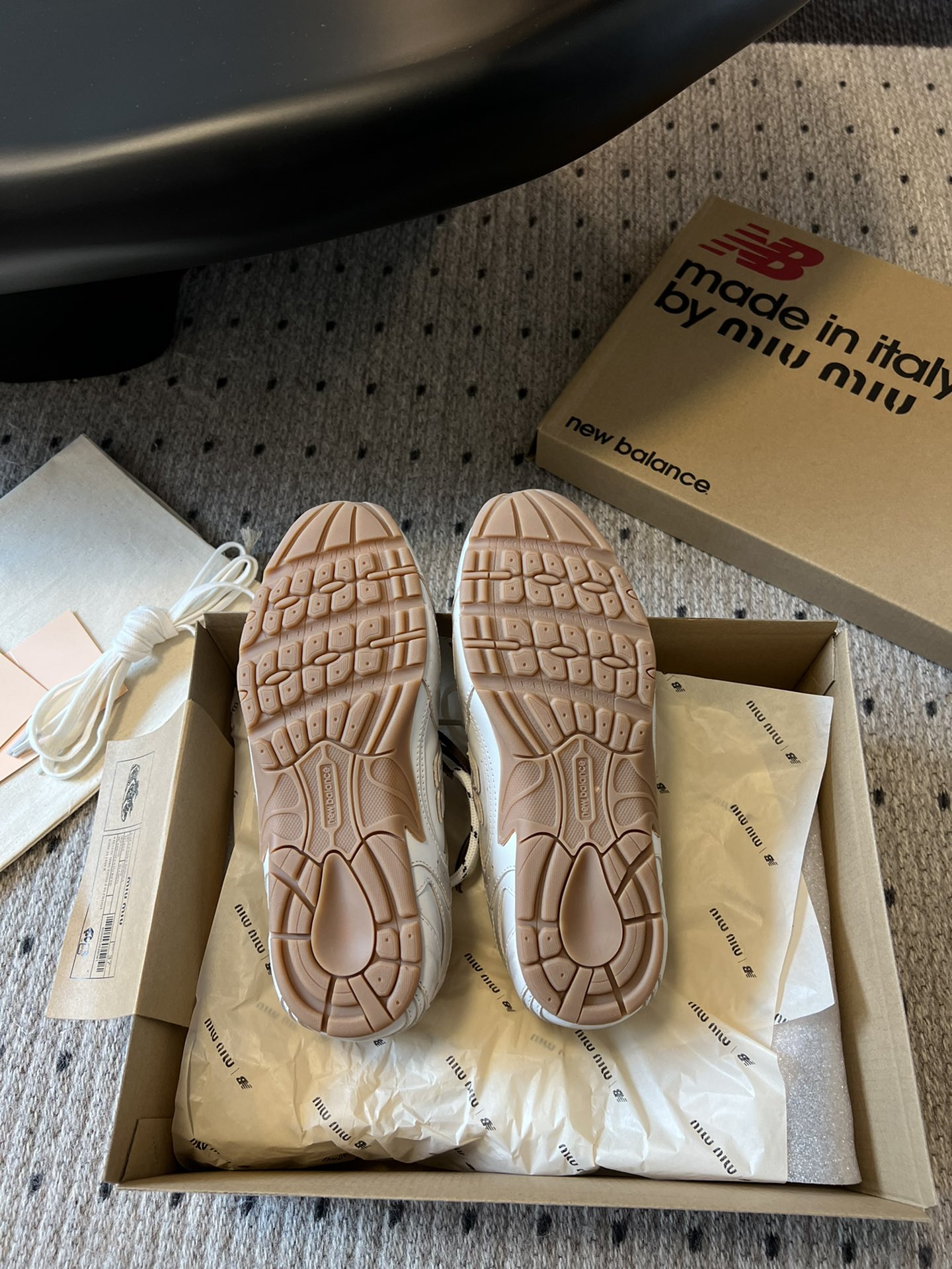 秀场同款miumiuxNewBalance530miumi*24/运动鞋新色来了酷毙了！大秀上曝光了与N