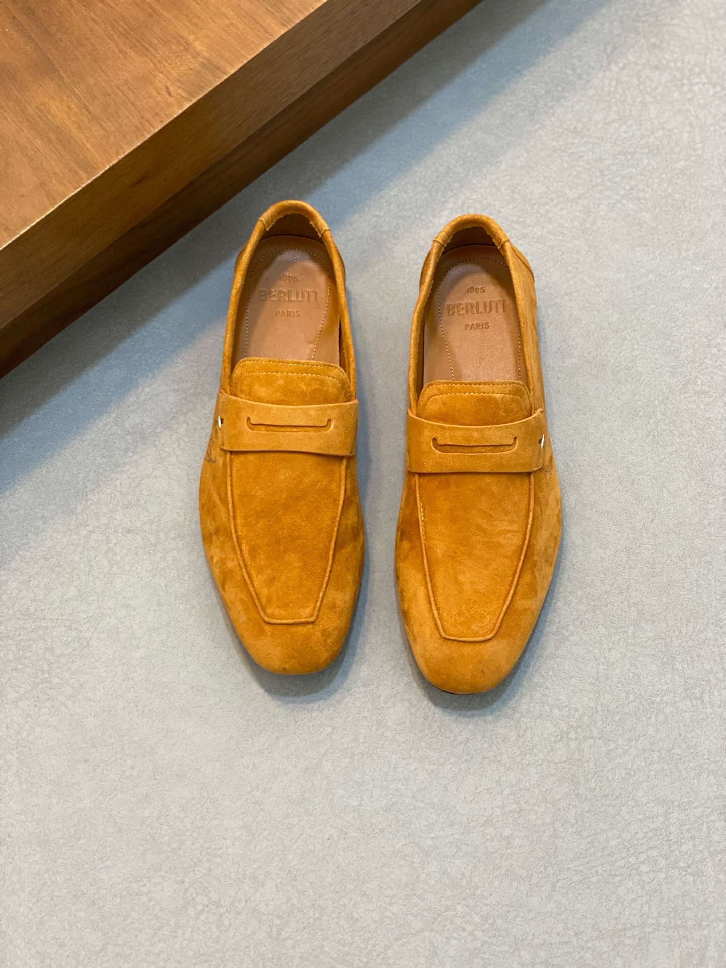 NO:218278,Brand Berluti color original color matching 39-44 customized 38.45 price Material Berluti new style high-end top · original single Ber* Berluti French top men's shoes. The Berluti brand's debut broke the convention and launched a new Edge last. This bold improvement of the iconic last is of great significance to its unique shape and width of the side. On Alessandro shoes, this angular outline is more perspective-like by Kris' bold and professional new Cloudy dyeing. It is both business and casual. Classic and fashionable!  The handwritten patterns on the shoe body add a lot of color, Berluti, christian louboutin, Dolce & Gabbana19860909品牌Berluti 颜色原版配色 码数39-44定做38.45 价格 材质伯尔鲁帝新款 高端 顶级·原单Ber*布鲁提法国顶级男鞋,Berluti品牌的首秀中打破常规,推出全新的Edge鞋楦.标志性鞋楦的这种大胆改良,对于其独特形状和边宽创意工作意义重大、在Alessandro鞋履上,这种棱角分明的轮廓经Kris大胆专业的全新Cloudy 染色显得更有透视感.既商务又休闲.经典时尚！鞋身的手写纹更为其增色不少,Berluti 布鲁提,christian louboutin,Dolce&Gabbana,Men's shoes