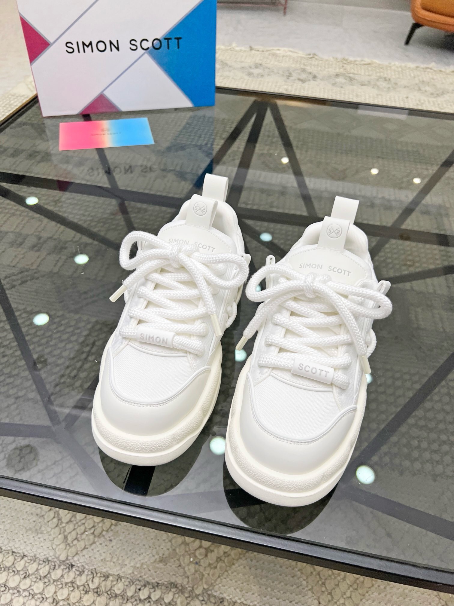 NO:218414,Simon Scott — Simon Scott High-end quality Couple suit. Upper silk calfskin, brand totem cloth, high tongue logo, high toughness canvas inside. Outsole ultra-light TPU foamed rubber; two-color molded sole. Women's size 35-39. (40 can be customized) Men's size 39-44. (38 45 can be customized), cowhide19860909Simon Scott — 西蒙·斯科特 高端品质 情侣装.鞋面丝绸小牛皮、品牌图腾布匹、鞋舌高周波品牌logo 内里高韧性帆布.大底超轻TPU发泡·橡胶；双色成型大底 女款码数35-39.（40可定做） 男款码数39-44.（38 45可定做),,cowhide,Men's shoes