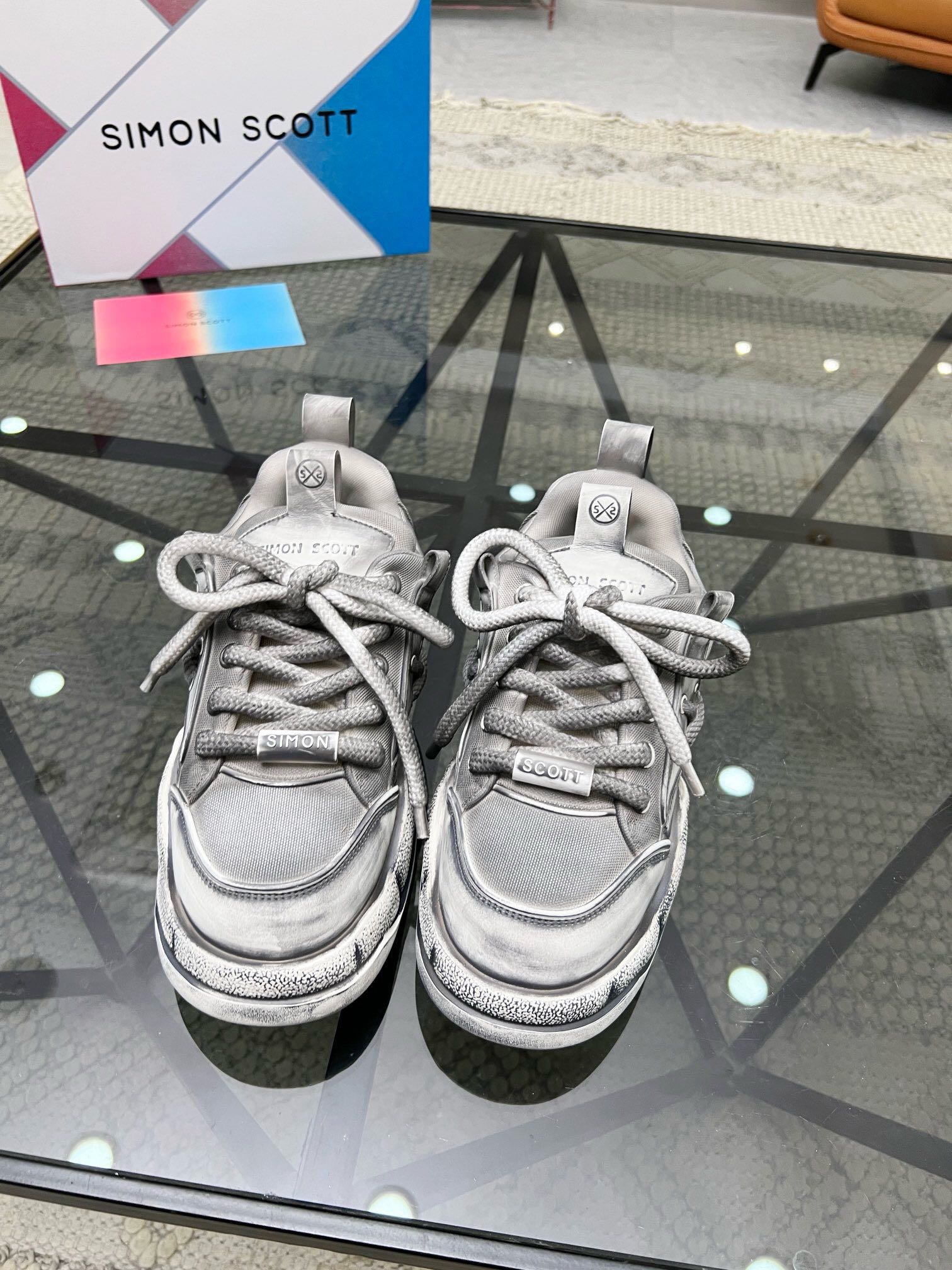 NO:217035,Simon Scott — Simon Scott High-end quality Couple suit. Upper silk calfskin, brand totem cloth, high tongue logo, high toughness canvas inside. Outsole ultra-light TPU foamed rubber; two-color molded sole. Women's size 35-39. (40 can be customized) Men's size 39-44. (38 45 can be customized), cowhide19860909Simon Scott — 西蒙·斯科特 高端品质 情侣装.鞋面丝绸小牛皮、品牌图腾布匹、鞋舌高周波品牌logo 内里高韧性帆布.大底超轻TPU发泡·橡胶；双色成型大底 女款码数35-39.（40可定做） 男款码数39-44.（38 45可定做),,cowhide,Men's shoes