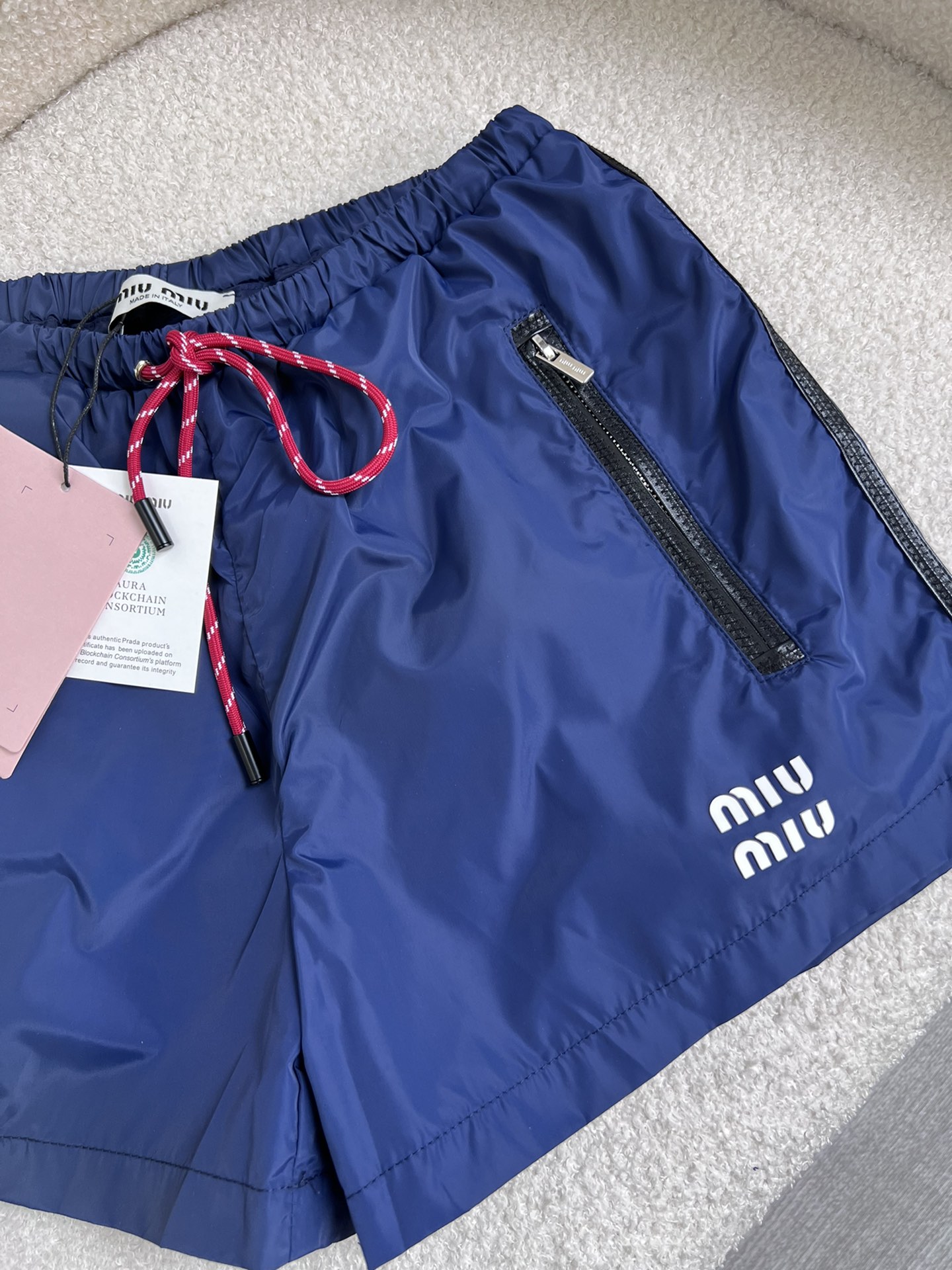 新款️！MiuMi*2024夏季新款！尼龙短裤皮革包边设计定制yb轻薄防晒面料轻薄透气腰间抽绳设计收腰宽