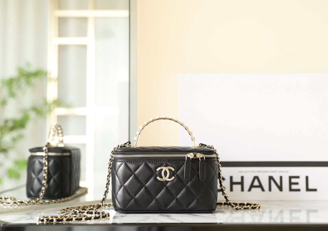 Chanel Fake
 Crossbody & Shoulder Bags Hot Sale
 Black Set With Diamonds Gold Hardware Lambskin Sheepskin Spring/Summer Collection