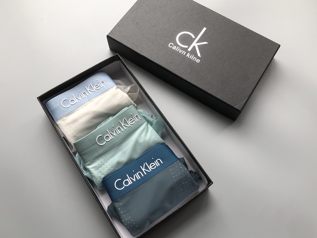Calzoncillos tipo bóxer para hombre de CK, tela de hielo seda, elegante caja de regalo, tres pares por caja. Tallas: L,…